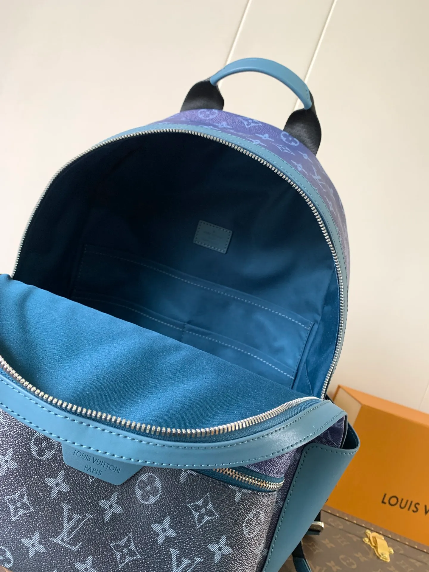 💰1020 Top original item M11590 Gradient Blue Top original item Transcoding chip 163c This Discovery backpack is made of Monogram Eclipse canvas and continues its flexible functionality in a more compact configuration. Exterior pockets, zippered front pockets, and open side pockets provide easy access, while interior pockets keep things organized. 29.0 x 38.0 x 20.0 cm (L x H x W) • Monogram Eclipse coated canvas • Cow leather trim • Textile lining • Metal hardware • Double zip closure • Adjustable shoulder strap • Open side pockets • Zip front pocket • Internal patch pocket • Handle: Single handle