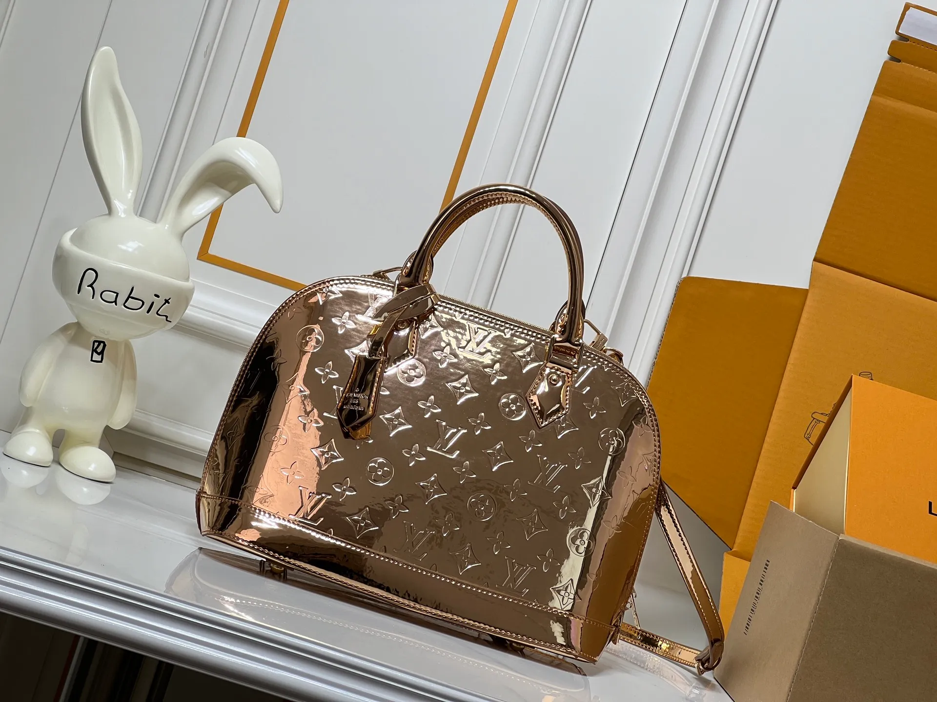 Batch 320💰M11835 M53151 The Alma large handbag of the LVSki series draws inspiration from the Louis Vuitton archive hard box. The large Monogram embossed coated canvas renders the new Monogram Miroir effect, highlighting the concept of retro futurism. Spacious interior patch pockets ensure organized storage. Size: 39x30x19cm