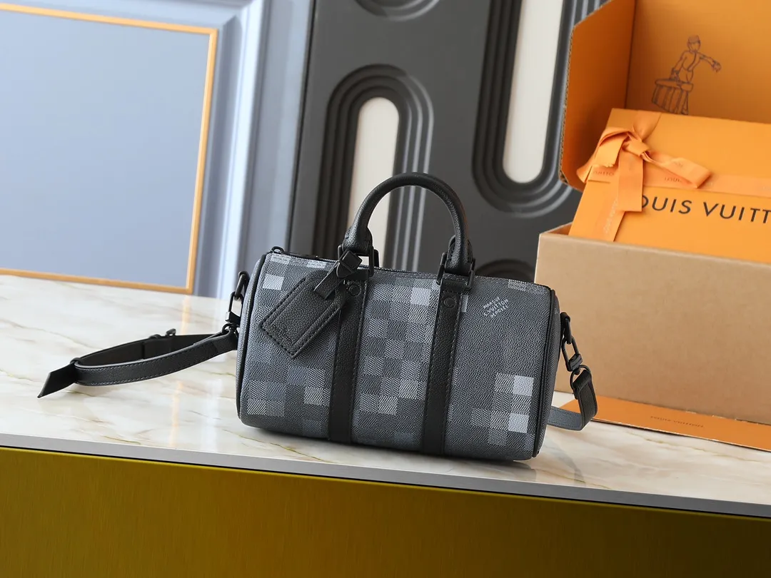 💰240💰Upgraded from the original M14919 M14078 M01942 M15076 M24434 M46271 M20900 M46249 This handbag condenses the classic silhouette of the Keepall travel bag. It is made of Monogram embossed Taurillon leather. Its compact configuration is suitable for storing small items such as mobile phones and wallets. With its clever use of leather handles and detachable shoulder strap, it's easy to carry with you in trendy style. Detailed features Dimensions: 25✘15✘11 cm