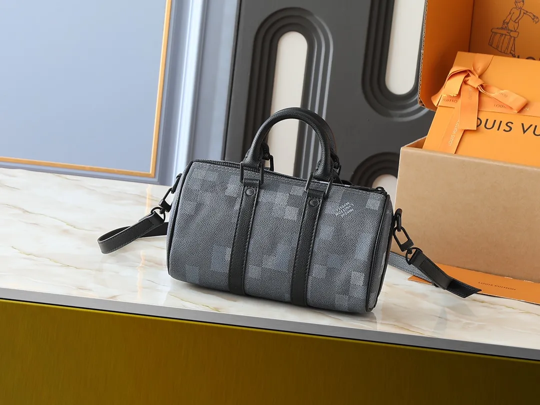 💰240💰Upgraded from the original M14919 M14078 M01942 M15076 M24434 M46271 M20900 M46249 This handbag condenses the classic silhouette of the Keepall travel bag. It is made of Monogram embossed Taurillon leather. Its compact configuration is suitable for storing small items such as mobile phones and wallets. With its clever use of leather handles and detachable shoulder strap, it's easy to carry with you in trendy style. Detailed features Dimensions: 25✘15✘11 cm