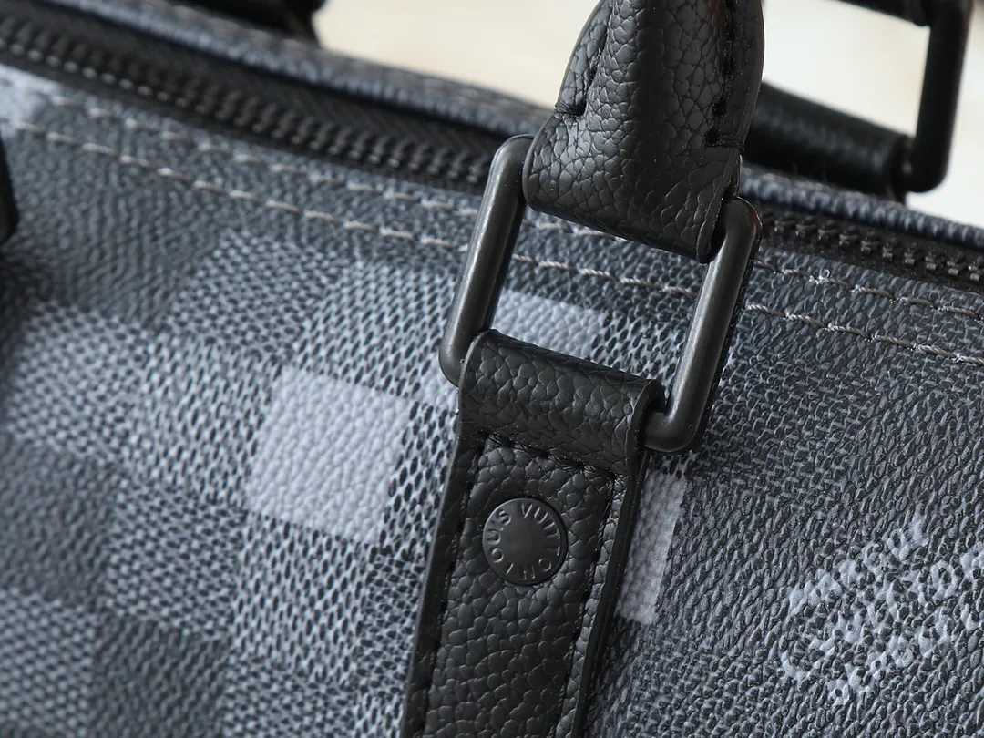 💰240💰Upgraded from the original M14919 M14078 M01942 M15076 M24434 M46271 M20900 M46249 This handbag condenses the classic silhouette of the Keepall travel bag. It is made of Monogram embossed Taurillon leather. Its compact configuration is suitable for storing small items such as mobile phones and wallets. With its clever use of leather handles and detachable shoulder strap, it's easy to carry with you in trendy style. Detailed features Dimensions: 25✘15✘11 cm