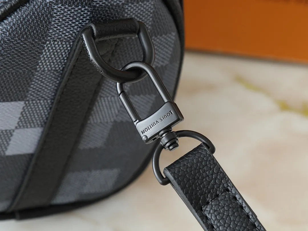 💰240💰Upgraded from the original M14919 M14078 M01942 M15076 M24434 M46271 M20900 M46249 This handbag condenses the classic silhouette of the Keepall travel bag. It is made of Monogram embossed Taurillon leather. Its compact configuration is suitable for storing small items such as mobile phones and wallets. With its clever use of leather handles and detachable shoulder strap, it's easy to carry with you in trendy style. Detailed features Dimensions: 25✘15✘11 cm