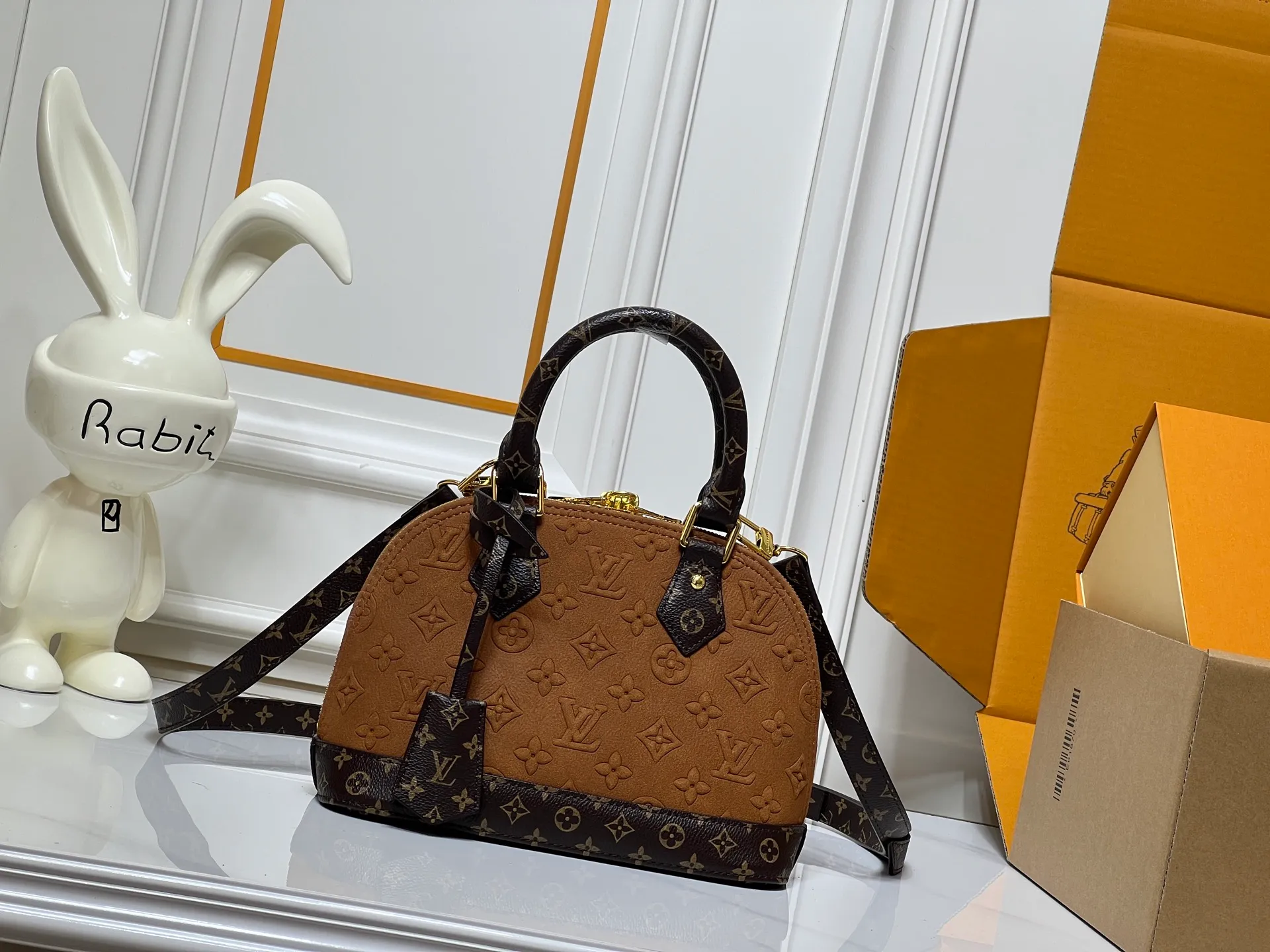 Batch 300💰Black embossed Caramel embossed M53152 M90611 M82717 Louis Vuitton's iconic handbag, one with the crispest design structure. Its prototype is a piece designed by Gaston Vuitton and named after the Alma Bridge, which connects two adjacent fashionable districts in Paris. Signature Monogram canvas gives it a classic feel. Dimensions: 25 x 19 x 12 cm (length x height x width)