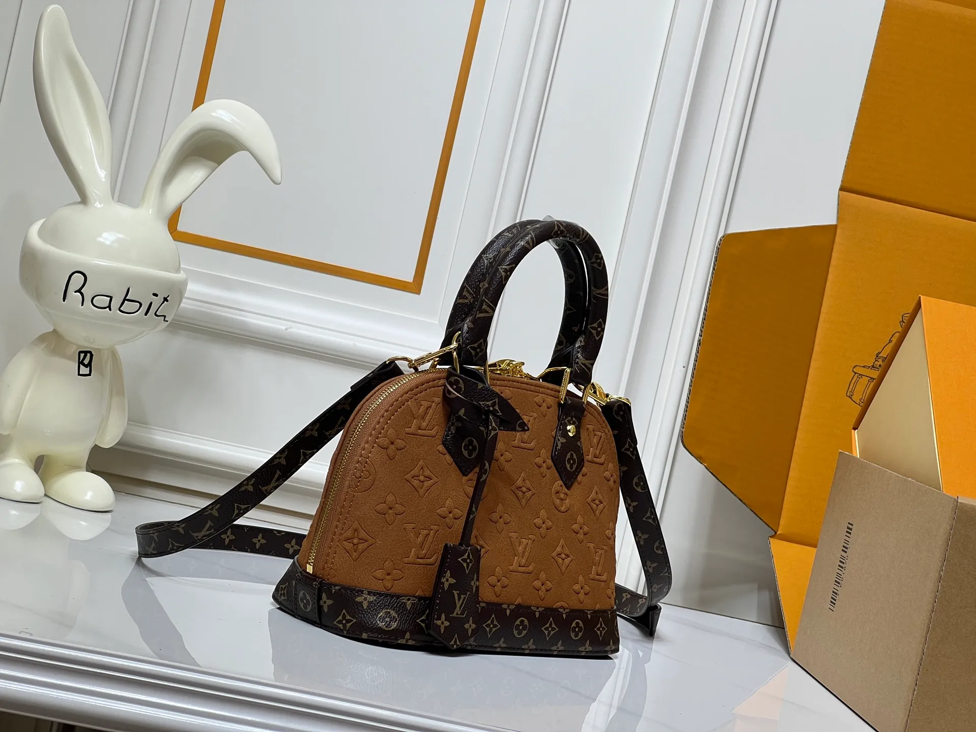 Batch 300💰Black embossed Caramel embossed M53152 M90611 M82717 Louis Vuitton's iconic handbag, one with the crispest design structure. Its prototype is a piece designed by Gaston Vuitton and named after the Alma Bridge, which connects two adjacent fashionable districts in Paris. Signature Monogram canvas gives it a classic feel. Dimensions: 25 x 19 x 12 cm (length x height x width)