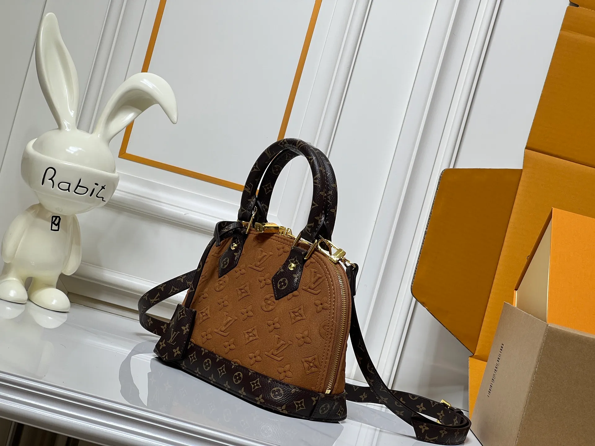 Batch 300💰Black embossed Caramel embossed M53152 M90611 M82717 Louis Vuitton's iconic handbag, one with the crispest design structure. Its prototype is a piece designed by Gaston Vuitton and named after the Alma Bridge, which connects two adjacent fashionable districts in Paris. Signature Monogram canvas gives it a classic feel. Dimensions: 25 x 19 x 12 cm (length x height x width)
