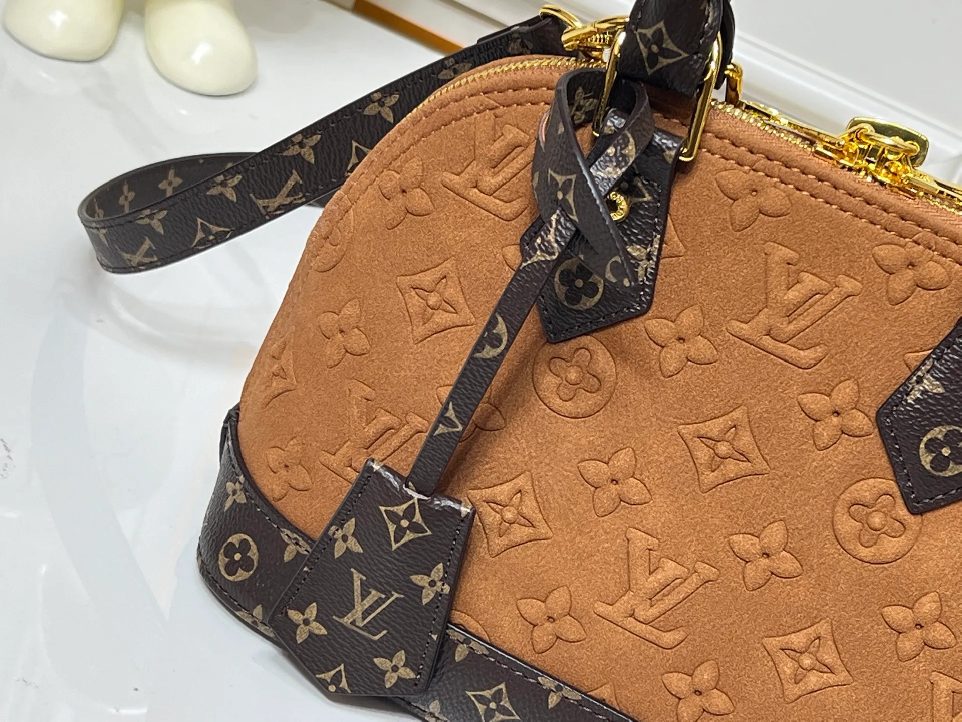 Batch 300💰Black embossed Caramel embossed M53152 M90611 M82717 Louis Vuitton's iconic handbag, one with the crispest design structure. Its prototype is a piece designed by Gaston Vuitton and named after the Alma Bridge, which connects two adjacent fashionable districts in Paris. Signature Monogram canvas gives it a classic feel. Dimensions: 25 x 19 x 12 cm (length x height x width)