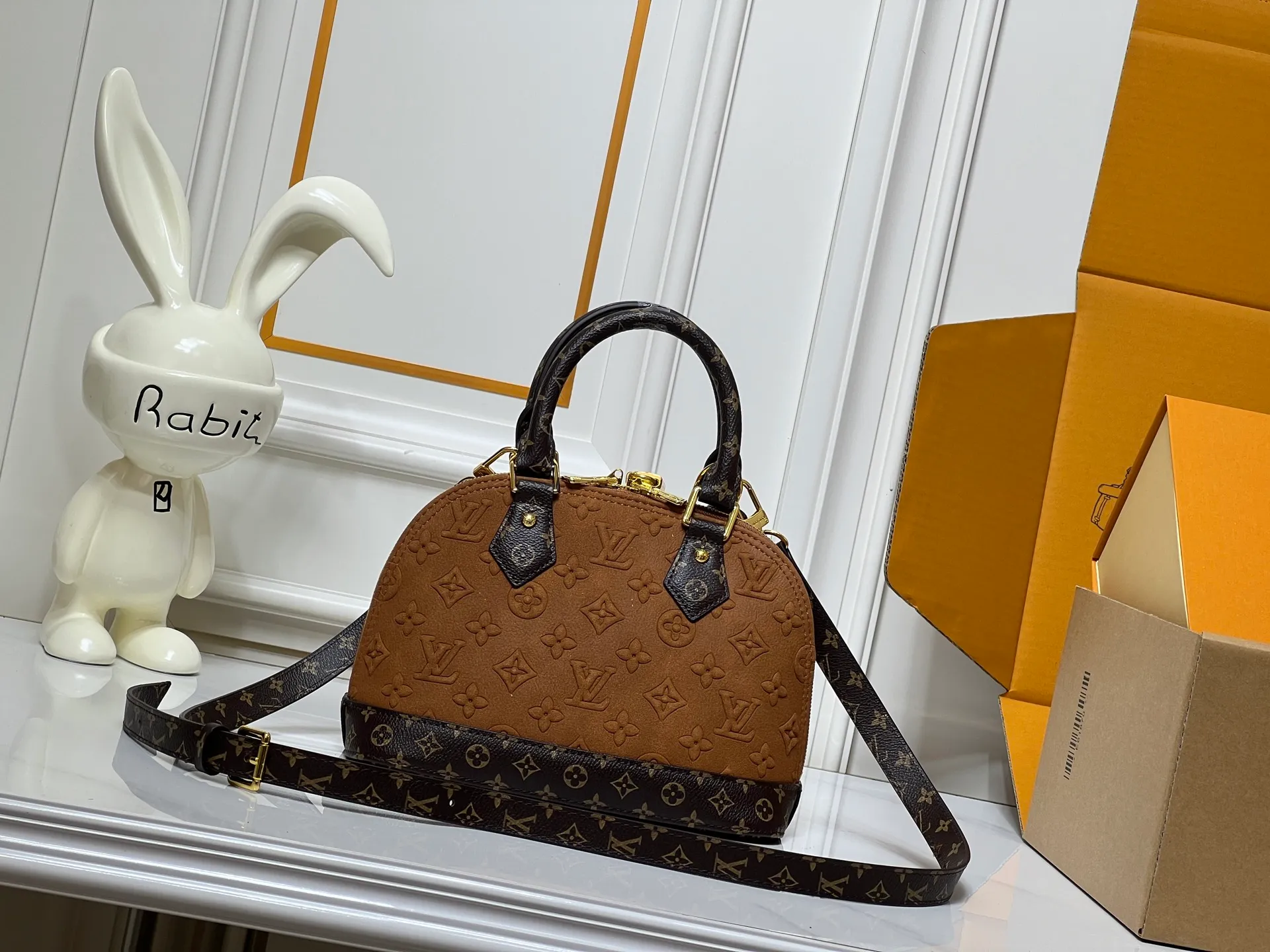 Batch 300💰Black embossed Caramel embossed M53152 M90611 M82717 Louis Vuitton's iconic handbag, one with the crispest design structure. Its prototype is a piece designed by Gaston Vuitton and named after the Alma Bridge, which connects two adjacent fashionable districts in Paris. Signature Monogram canvas gives it a classic feel. Dimensions: 25 x 19 x 12 cm (length x height x width)