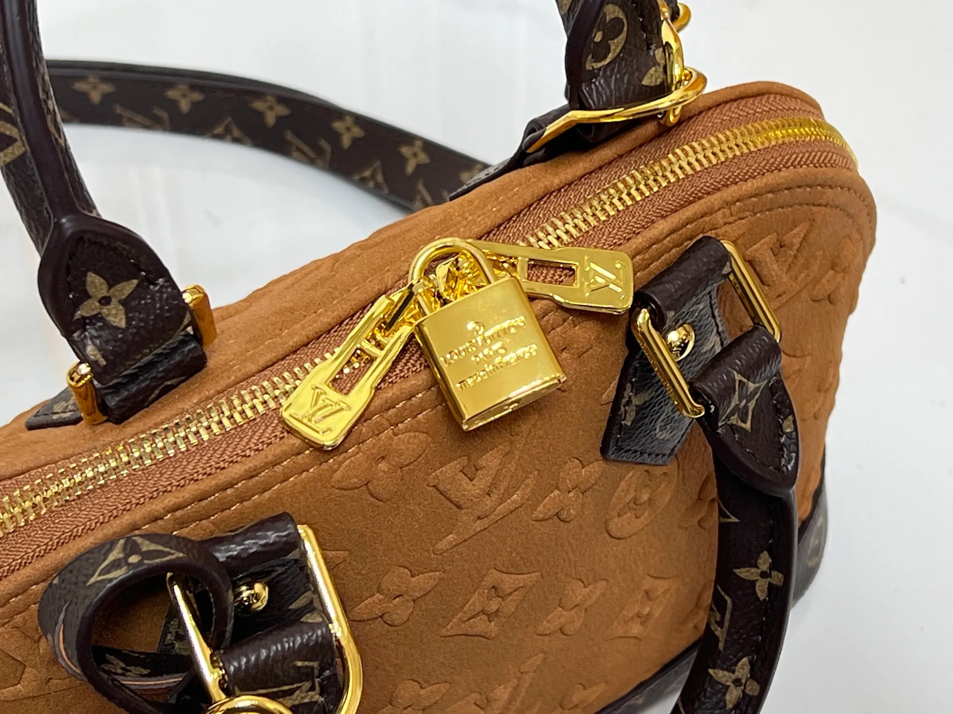 Batch 300💰Black embossed Caramel embossed M53152 M90611 M82717 Louis Vuitton's iconic handbag, one with the crispest design structure. Its prototype is a piece designed by Gaston Vuitton and named after the Alma Bridge, which connects two adjacent fashionable districts in Paris. Signature Monogram canvas gives it a classic feel. Dimensions: 25 x 19 x 12 cm (length x height x width)