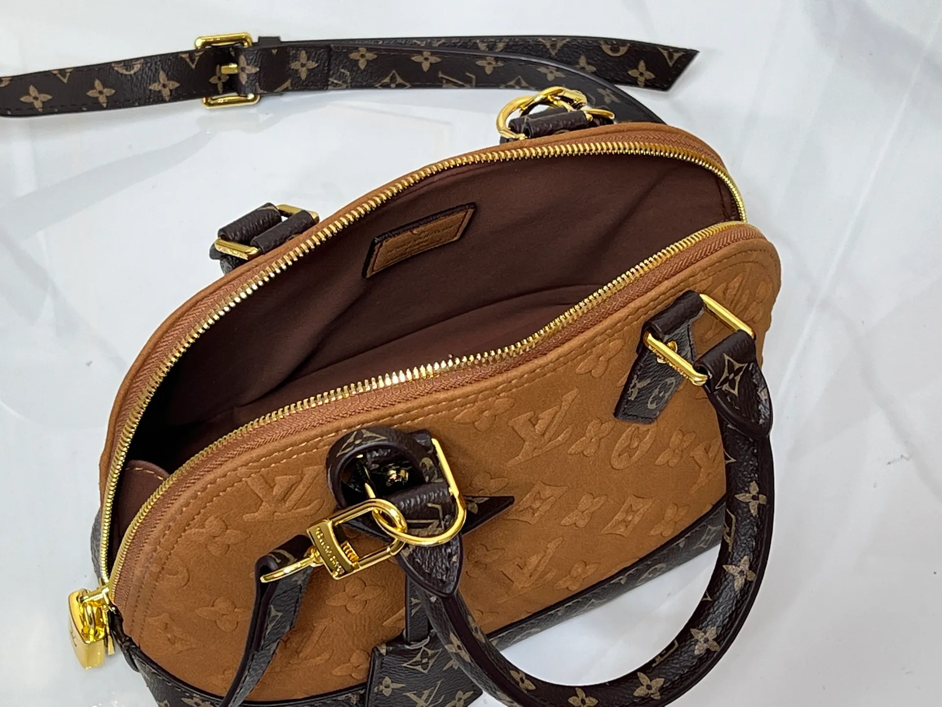 Batch 300💰Black embossed Caramel embossed M53152 M90611 M82717 Louis Vuitton's iconic handbag, one with the crispest design structure. Its prototype is a piece designed by Gaston Vuitton and named after the Alma Bridge, which connects two adjacent fashionable districts in Paris. Signature Monogram canvas gives it a classic feel. Dimensions: 25 x 19 x 12 cm (length x height x width)