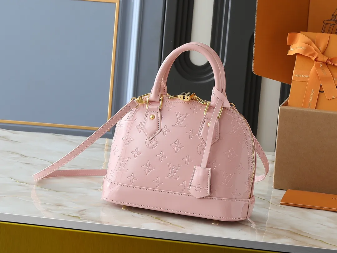 💰240💰Upgraded from the original model, the same patent leather series 53152.91606Alma BB 40302, 93595, handbags are derived from the classic Louis Vuitton bag designed in 1934. This compact bag easily holds keys, wallet, smartphone and lipstick. Detachable shoulder strap for cross-body wear. This modern version of the bag continues its classic silhouette, in Epi leather in bright and inspiring colours, dimensions: 25x19x11
