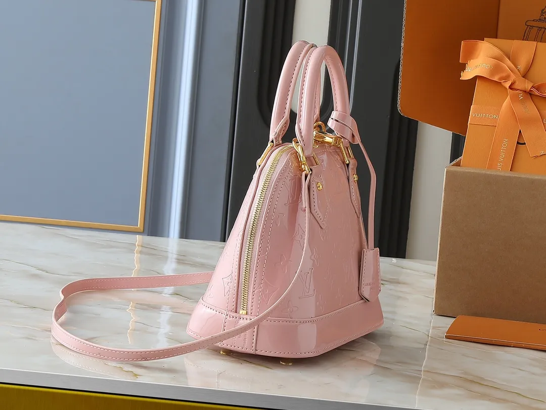 💰240💰Upgraded from the original model, the same patent leather series 53152.91606Alma BB 40302, 93595, handbags are derived from the classic Louis Vuitton bag designed in 1934. This compact bag easily holds keys, wallet, smartphone and lipstick. Detachable shoulder strap for cross-body wear. This modern version of the bag continues its classic silhouette, in Epi leather in bright and inspiring colours, dimensions: 25x19x11