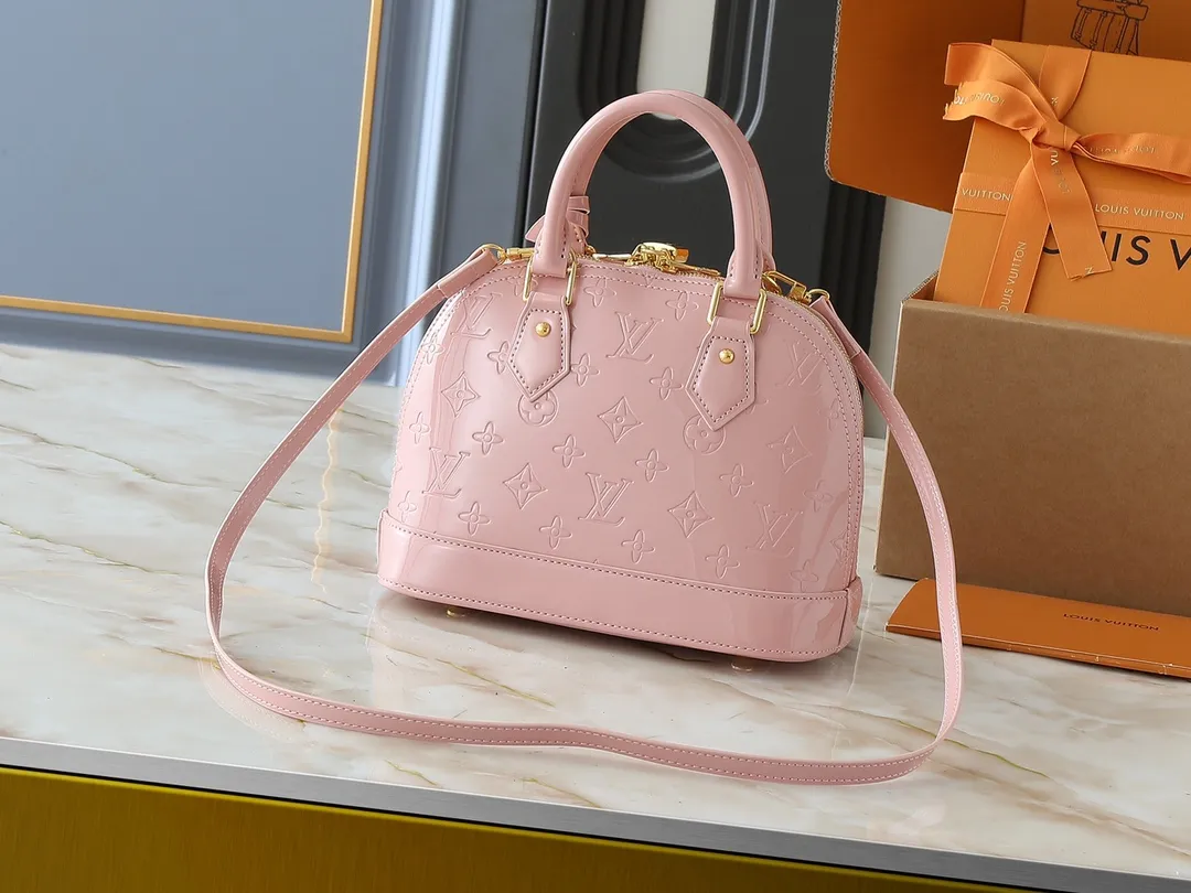 💰240💰Upgraded from the original model, the same patent leather series 53152.91606Alma BB 40302, 93595, handbags are derived from the classic Louis Vuitton bag designed in 1934. This compact bag easily holds keys, wallet, smartphone and lipstick. Detachable shoulder strap for cross-body wear. This modern version of the bag continues its classic silhouette, in Epi leather in bright and inspiring colours, dimensions: 25x19x11