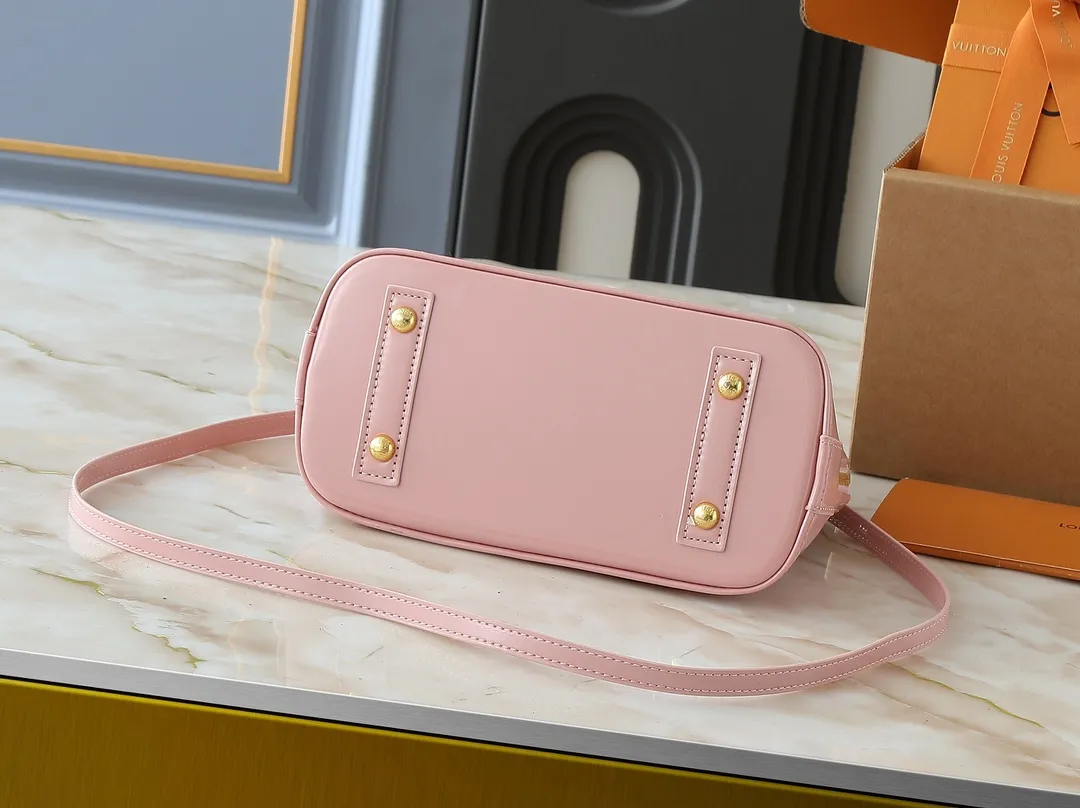 💰240💰Upgraded from the original model, the same patent leather series 53152.91606Alma BB 40302, 93595, handbags are derived from the classic Louis Vuitton bag designed in 1934. This compact bag easily holds keys, wallet, smartphone and lipstick. Detachable shoulder strap for cross-body wear. This modern version of the bag continues its classic silhouette, in Epi leather in bright and inspiring colours, dimensions: 25x19x11
