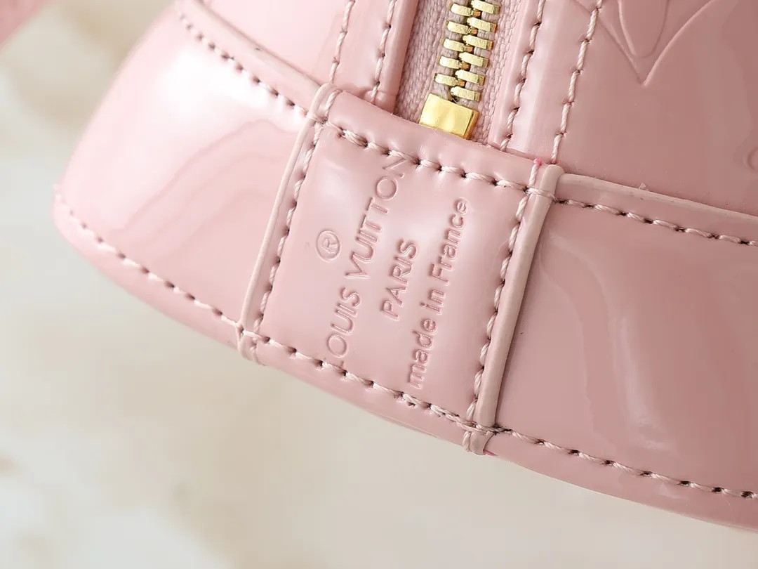 💰240💰Upgraded from the original model, the same patent leather series 53152.91606Alma BB 40302, 93595, handbags are derived from the classic Louis Vuitton bag designed in 1934. This compact bag easily holds keys, wallet, smartphone and lipstick. Detachable shoulder strap for cross-body wear. This modern version of the bag continues its classic silhouette, in Epi leather in bright and inspiring colours, dimensions: 25x19x11