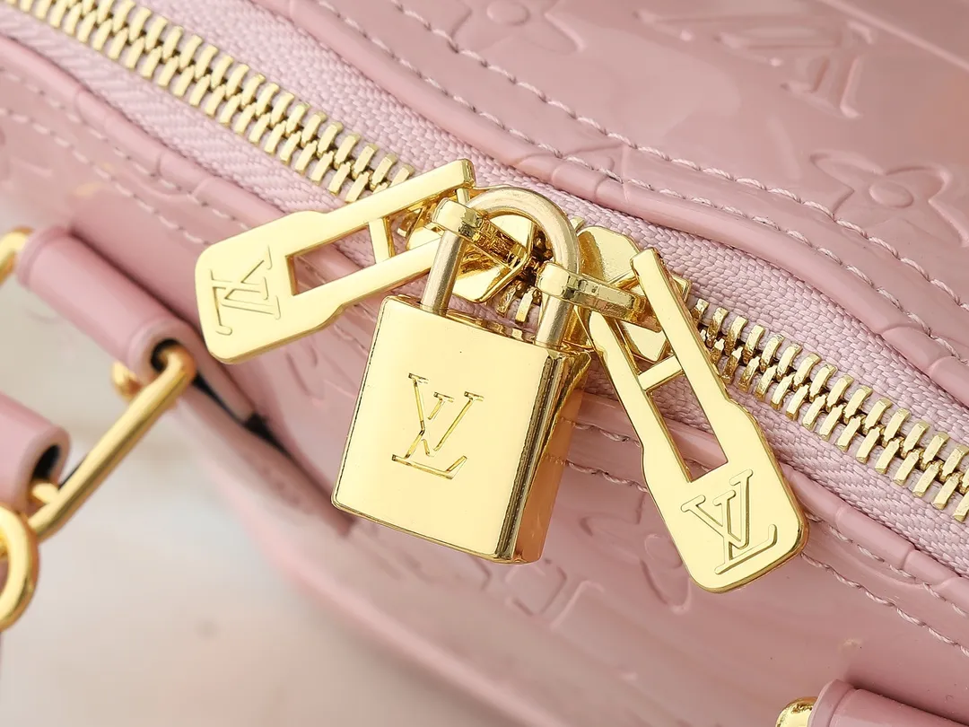 💰240💰Upgraded from the original model, the same patent leather series 53152.91606Alma BB 40302, 93595, handbags are derived from the classic Louis Vuitton bag designed in 1934. This compact bag easily holds keys, wallet, smartphone and lipstick. Detachable shoulder strap for cross-body wear. This modern version of the bag continues its classic silhouette, in Epi leather in bright and inspiring colours, dimensions: 25x19x11