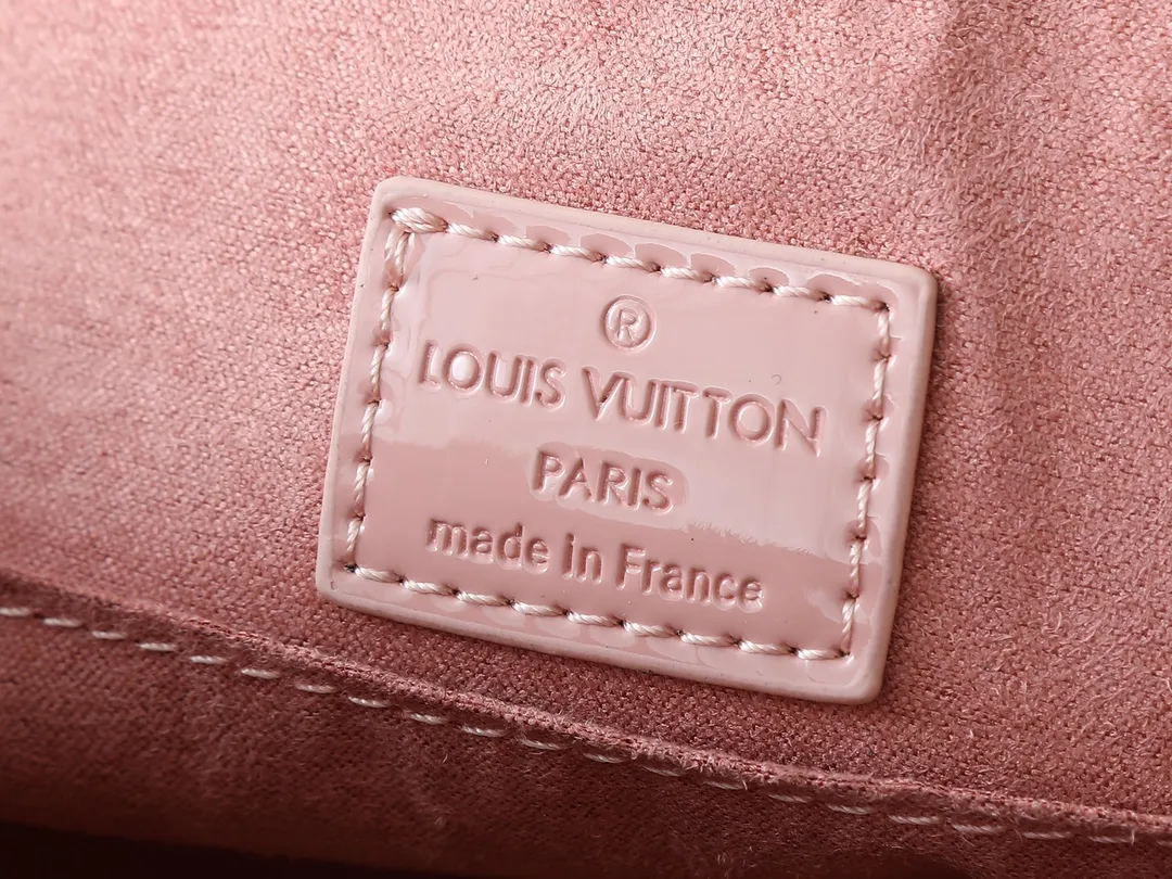 💰240💰Upgraded from the original model, the same patent leather series 53152.91606Alma BB 40302, 93595, handbags are derived from the classic Louis Vuitton bag designed in 1934. This compact bag easily holds keys, wallet, smartphone and lipstick. Detachable shoulder strap for cross-body wear. This modern version of the bag continues its classic silhouette, in Epi leather in bright and inspiring colours, dimensions: 25x19x11