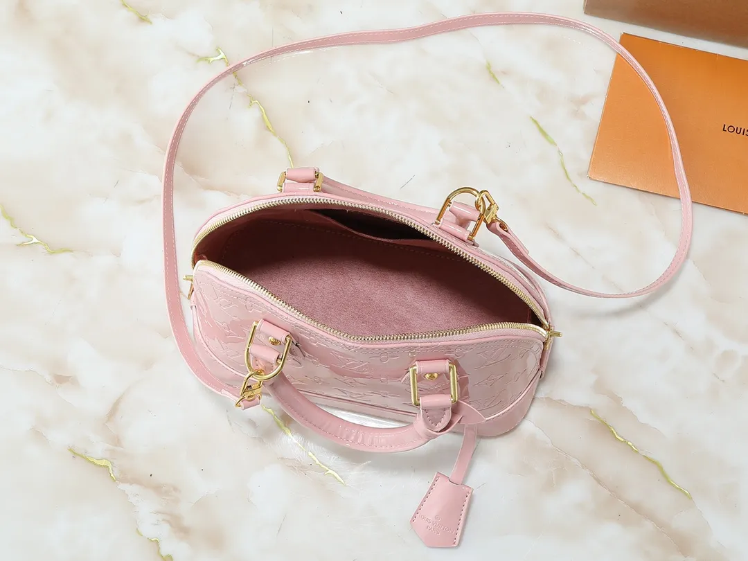 💰240💰Upgraded from the original model, the same patent leather series 53152.91606Alma BB 40302, 93595, handbags are derived from the classic Louis Vuitton bag designed in 1934. This compact bag easily holds keys, wallet, smartphone and lipstick. Detachable shoulder strap for cross-body wear. This modern version of the bag continues its classic silhouette, in Epi leather in bright and inspiring colours, dimensions: 25x19x11