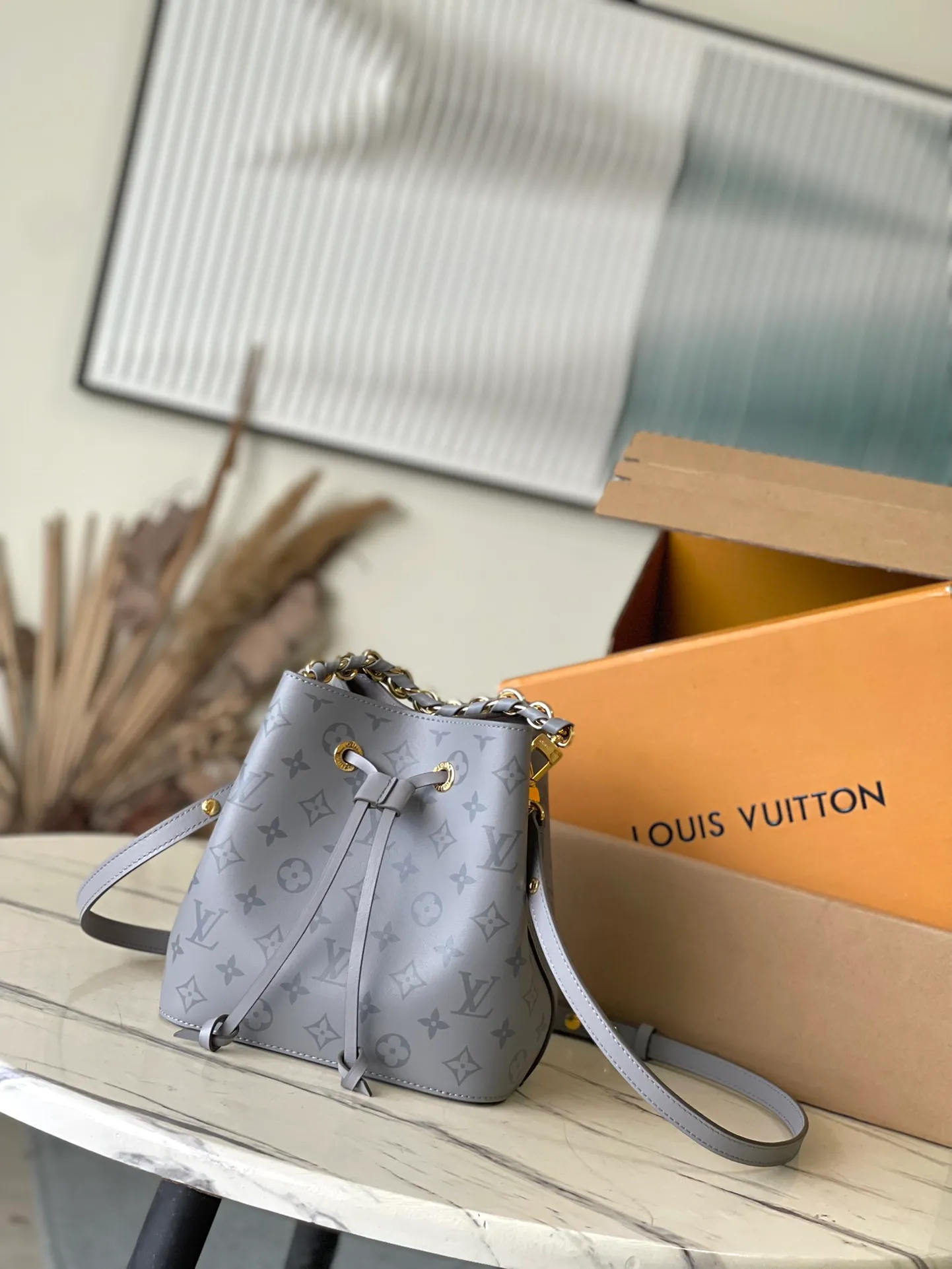 💰1080 (top layer leather) top original order M12749 This Nonoe BB handbag is made of the brand's new Monogram Ink leather. It lights up the handbag series with classic prints, revealing modern style in simplicity. Braided chain and dazzling hardware add a touch of elegance, while an interior pocket keeps valuables secure. Dimensions: 20 × 20 × 13 cm