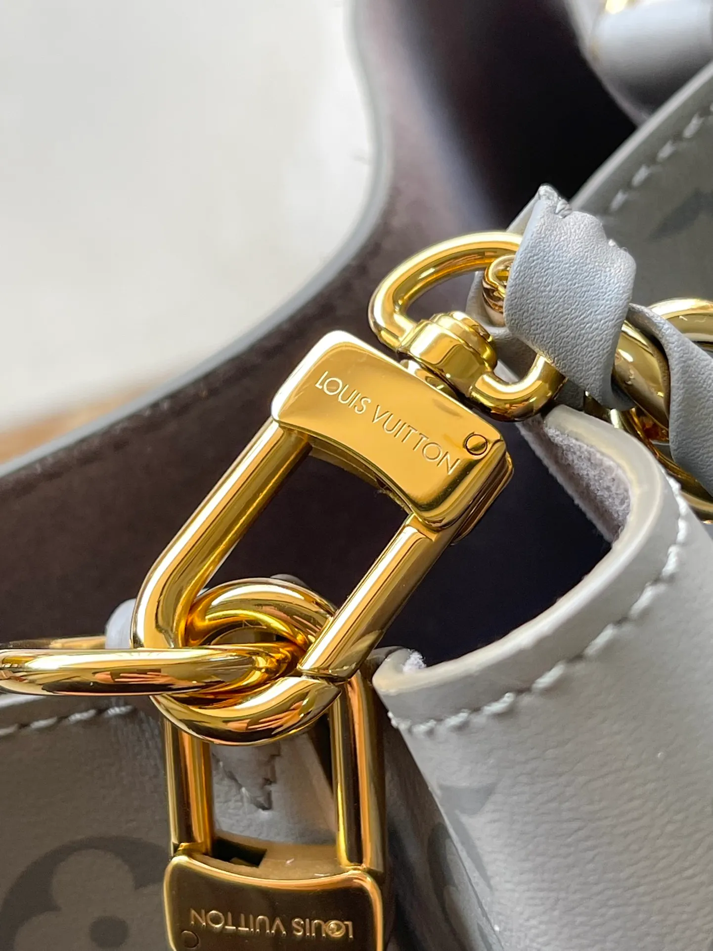 💰1080 (top layer leather) top original order M12749 This Nonoe BB handbag is made of the brand's new Monogram Ink leather. It lights up the handbag series with classic prints, revealing modern style in simplicity. Braided chain and dazzling hardware add a touch of elegance, while an interior pocket keeps valuables secure. Dimensions: 20 × 20 × 13 cm