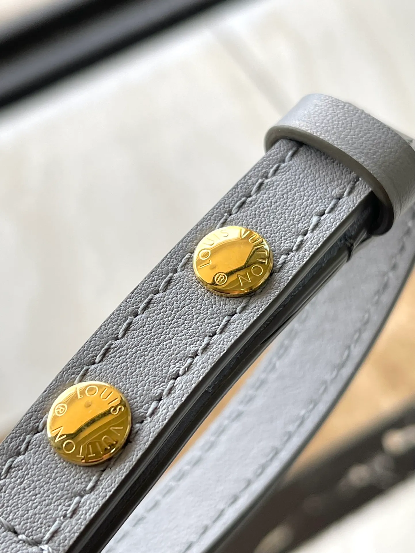 💰1080 (top layer leather) top original order M12749 This Nonoe BB handbag is made of the brand's new Monogram Ink leather. It lights up the handbag series with classic prints, revealing modern style in simplicity. Braided chain and dazzling hardware add a touch of elegance, while an interior pocket keeps valuables secure. Dimensions: 20 × 20 × 13 cm