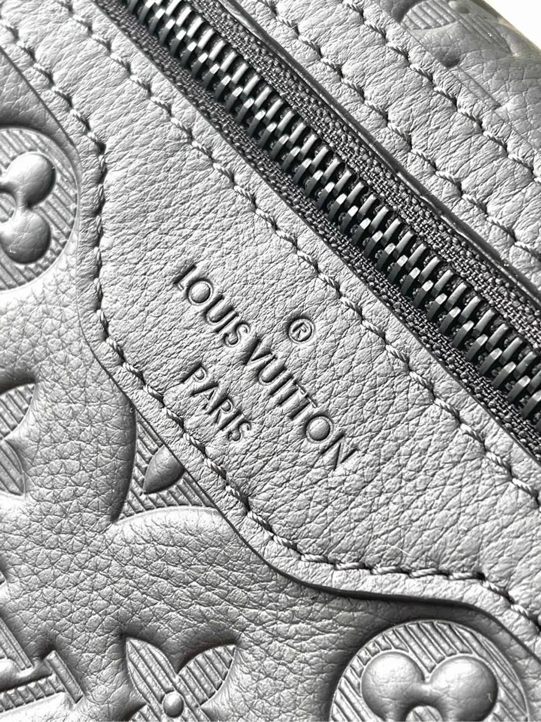 💰1260 (top layer leather) top quality original M25121 embossed This Voyager small messenger bag is made of Monogram Shadow cow leather, inspired by the green retro school bag. The new buckle brings a convenient experience, the adjustable shoulder strap allows for comfortable carrying, and there is ample space to store tablets, chargers, notepads and other daily needs. Dimensions: 33 × 22.5 × 11 cm