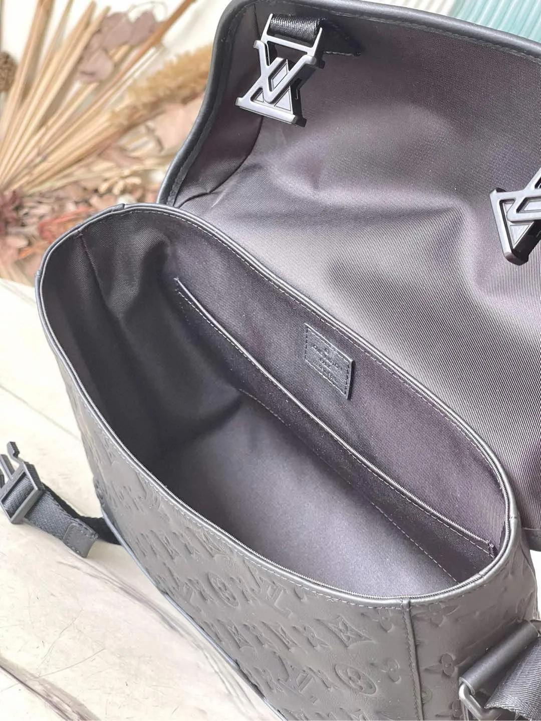 💰1260 (top layer leather) top quality original M25121 embossed This Voyager small messenger bag is made of Monogram Shadow cow leather, inspired by the green retro school bag. The new buckle brings a convenient experience, the adjustable shoulder strap allows for comfortable carrying, and there is ample space to store tablets, chargers, notepads and other daily needs. Dimensions: 33 × 22.5 × 11 cm