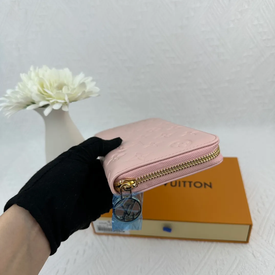 P130 M81511 Pink Stitched with padded Monogram embossed lambskin, it complements the Coussin leather boutique collection. Beautifully designed with a gold-tone zipper embossed with the LV Circle signature pull, the interior of the all-in-one wallet is packed with practical features, including three large compartments, a coin compartment and 12 business card slots. Dimensions: 19.5 x 10.5 x 2.5 cm