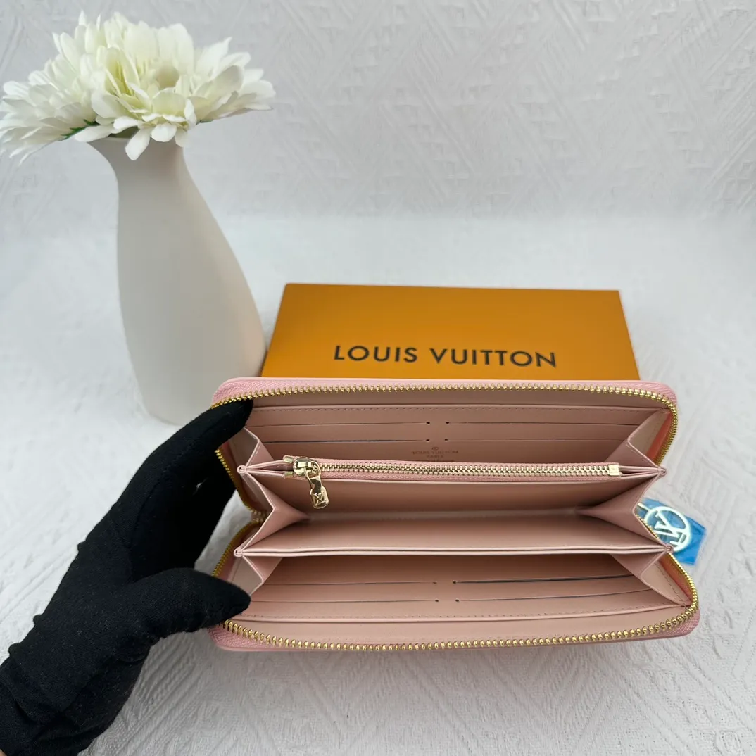 P130 M81511 Pink Stitched with padded Monogram embossed lambskin, it complements the Coussin leather boutique collection. Beautifully designed with a gold-tone zipper embossed with the LV Circle signature pull, the interior of the all-in-one wallet is packed with practical features, including three large compartments, a coin compartment and 12 business card slots. Dimensions: 19.5 x 10.5 x 2.5 cm
