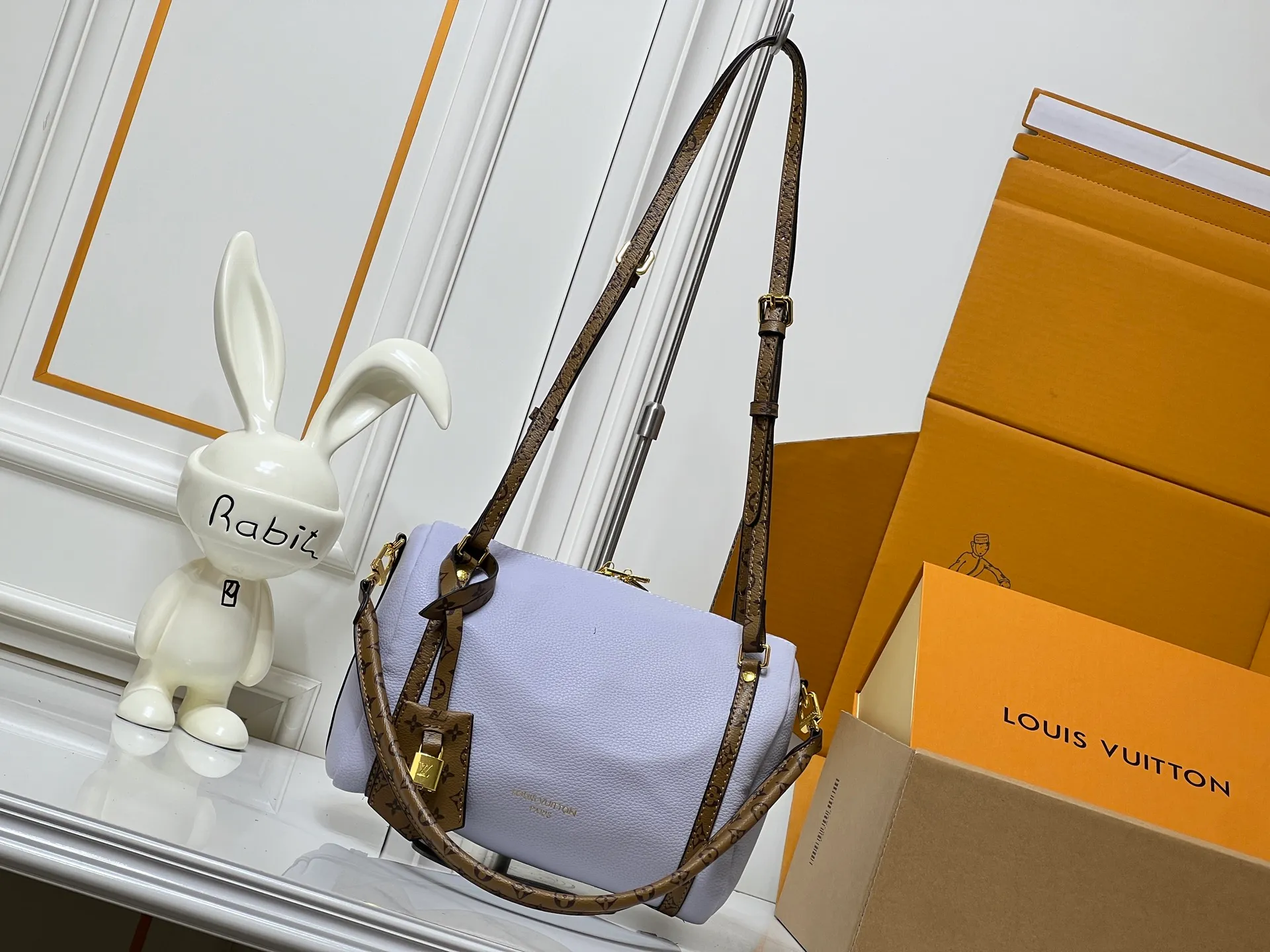 Batch 260💰Upgraded original M26037 M26451 M26359 M26397 M26358 M26039 M26905 M26360 M13668 M13667 This small Express handbag can be called an urban treasure, and its design is inspired by the brand's classic Keepall travel bag. Carefully crafted from fine calf leather, it is decorated with Monogram's classic pattern trim and lining, and is paired with metal hardware and iconic key cases and padlocks, embodying the essence of Louis Vuitton's travel heritage. The compact size can accommodate daily belongings and can be carried in various ways, making it suitable for modern urban life. Dimensions: 26 x 17 x 13.5 (cm) ((length x height x width)