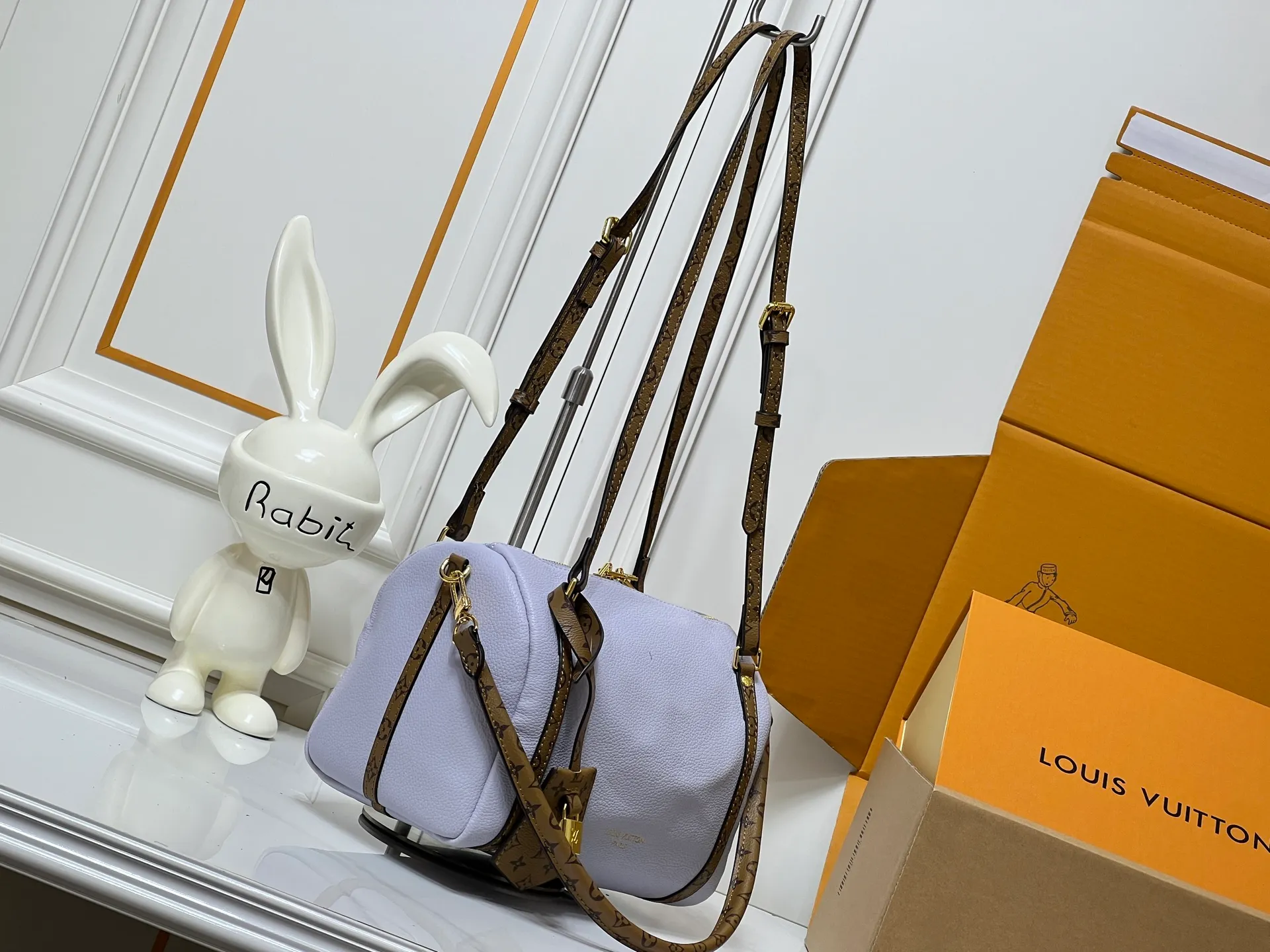Batch 260💰Upgraded original M26037 M26451 M26359 M26397 M26358 M26039 M26905 M26360 M13668 M13667 This small Express handbag can be called an urban treasure, and its design is inspired by the brand's classic Keepall travel bag. Carefully crafted from fine calf leather, it is decorated with Monogram's classic pattern trim and lining, and is paired with metal hardware and iconic key cases and padlocks, embodying the essence of Louis Vuitton's travel heritage. The compact size can accommodate daily belongings and can be carried in various ways, making it suitable for modern urban life. Dimensions: 26 x 17 x 13.5 (cm) ((length x height x width)
