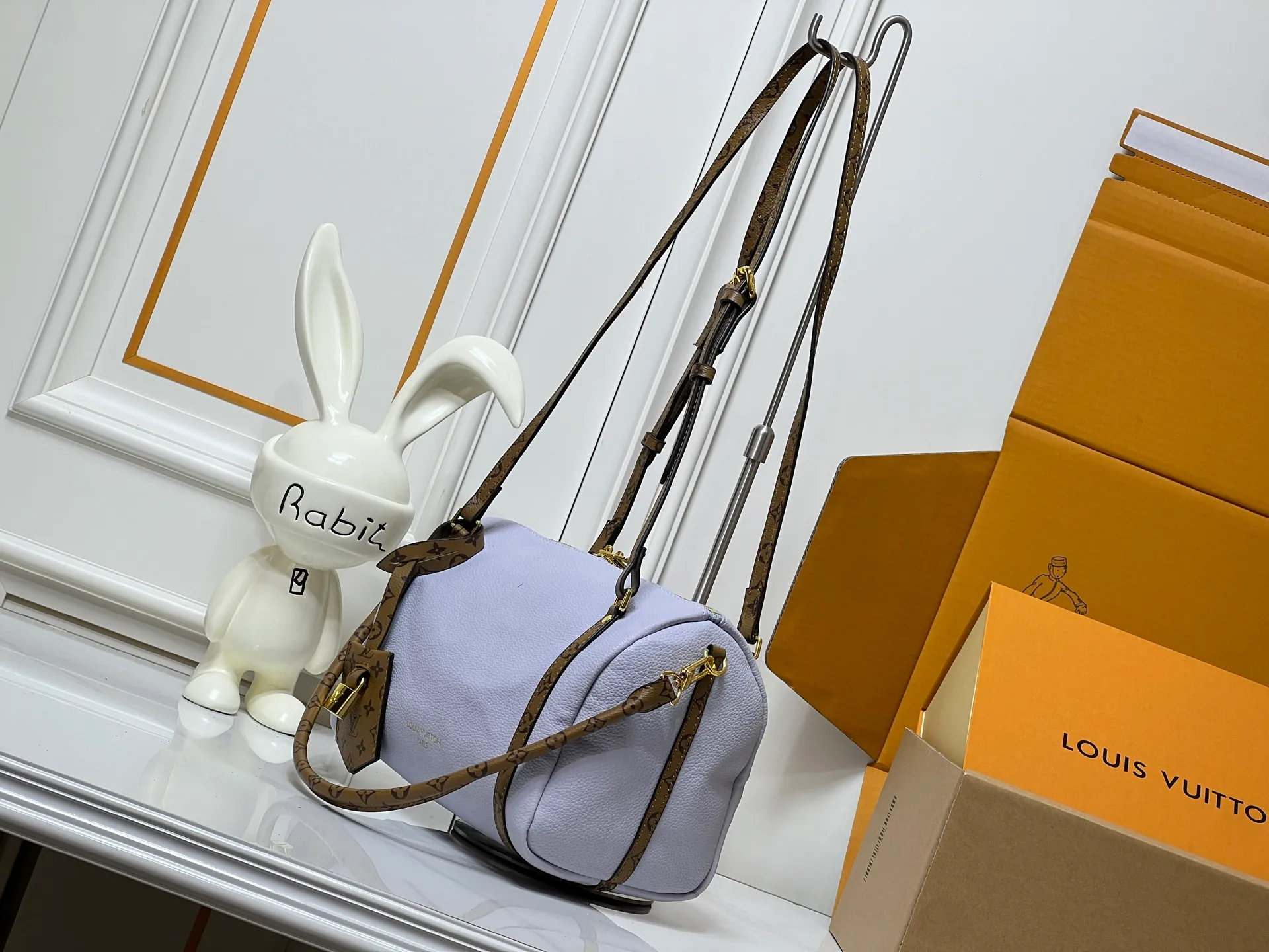 Batch 260💰Upgraded original M26037 M26451 M26359 M26397 M26358 M26039 M26905 M26360 M13668 M13667 This small Express handbag can be called an urban treasure, and its design is inspired by the brand's classic Keepall travel bag. Carefully crafted from fine calf leather, it is decorated with Monogram's classic pattern trim and lining, and is paired with metal hardware and iconic key cases and padlocks, embodying the essence of Louis Vuitton's travel heritage. The compact size can accommodate daily belongings and can be carried in various ways, making it suitable for modern urban life. Dimensions: 26 x 17 x 13.5 (cm) ((length x height x width)