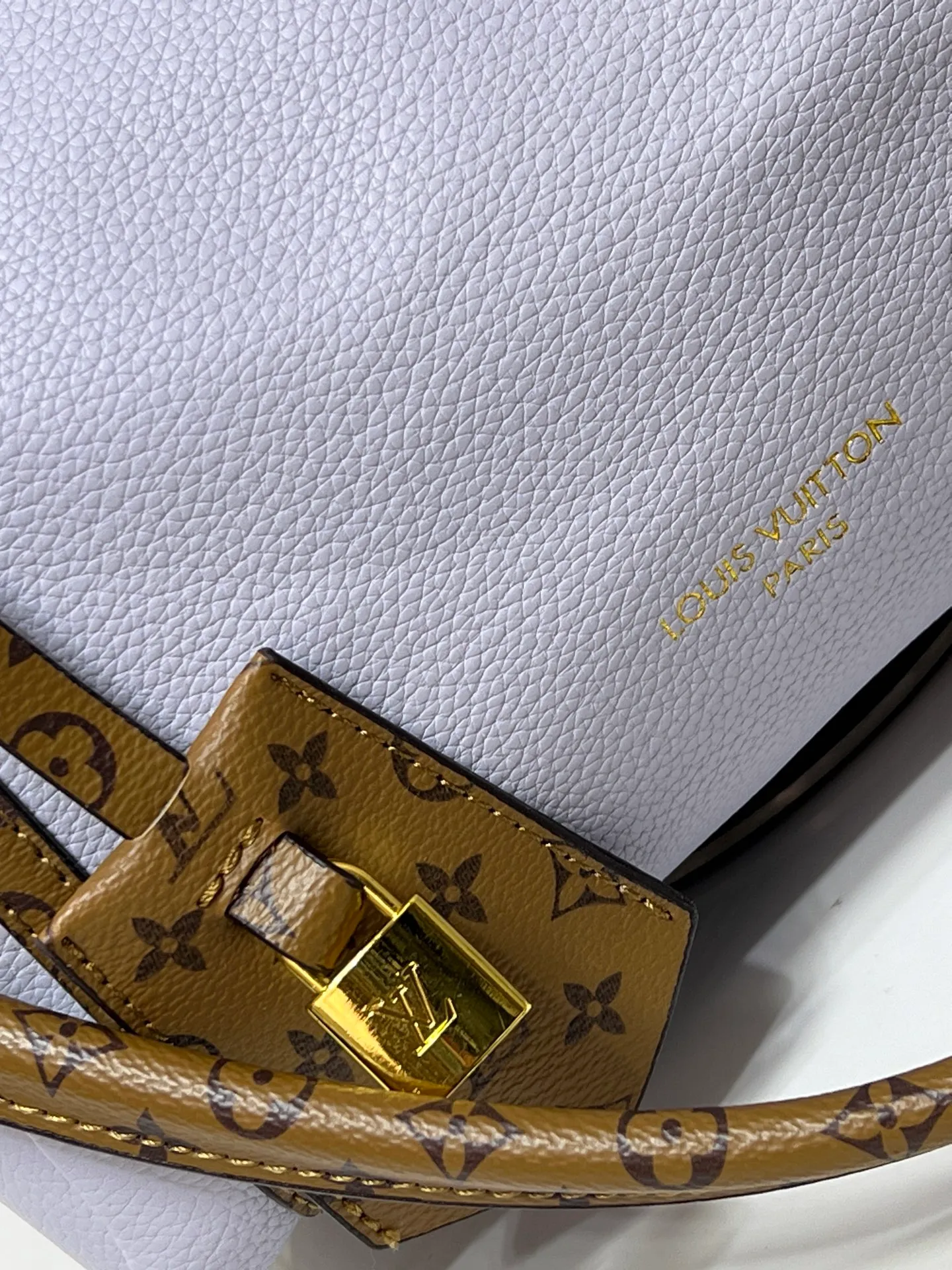 Batch 260💰Upgraded original M26037 M26451 M26359 M26397 M26358 M26039 M26905 M26360 M13668 M13667 This small Express handbag can be called an urban treasure, and its design is inspired by the brand's classic Keepall travel bag. Carefully crafted from fine calf leather, it is decorated with Monogram's classic pattern trim and lining, and is paired with metal hardware and iconic key cases and padlocks, embodying the essence of Louis Vuitton's travel heritage. The compact size can accommodate daily belongings and can be carried in various ways, making it suitable for modern urban life. Dimensions: 26 x 17 x 13.5 (cm) ((length x height x width)