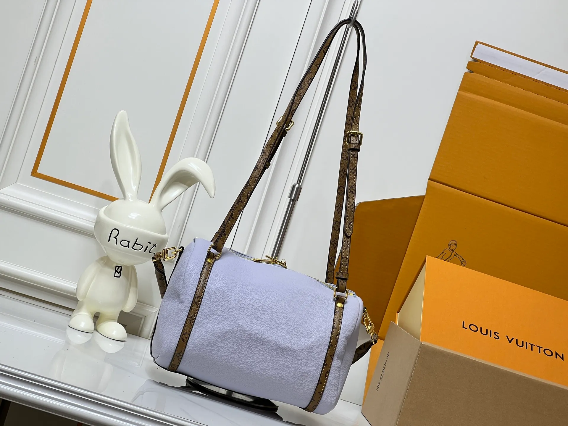 Batch 260💰Upgraded original M26037 M26451 M26359 M26397 M26358 M26039 M26905 M26360 M13668 M13667 This small Express handbag can be called an urban treasure, and its design is inspired by the brand's classic Keepall travel bag. Carefully crafted from fine calf leather, it is decorated with Monogram's classic pattern trim and lining, and is paired with metal hardware and iconic key cases and padlocks, embodying the essence of Louis Vuitton's travel heritage. The compact size can accommodate daily belongings and can be carried in various ways, making it suitable for modern urban life. Dimensions: 26 x 17 x 13.5 (cm) ((length x height x width)