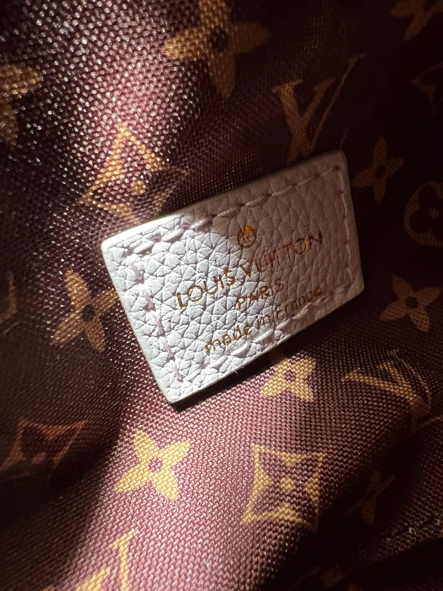 Batch 260💰Upgraded original M26037 M26451 M26359 M26397 M26358 M26039 M26905 M26360 M13668 M13667 This small Express handbag can be called an urban treasure, and its design is inspired by the brand's classic Keepall travel bag. Carefully crafted from fine calf leather, it is decorated with Monogram's classic pattern trim and lining, and is paired with metal hardware and iconic key cases and padlocks, embodying the essence of Louis Vuitton's travel heritage. The compact size can accommodate daily belongings and can be carried in various ways, making it suitable for modern urban life. Dimensions: 26 x 17 x 13.5 (cm) ((length x height x width)