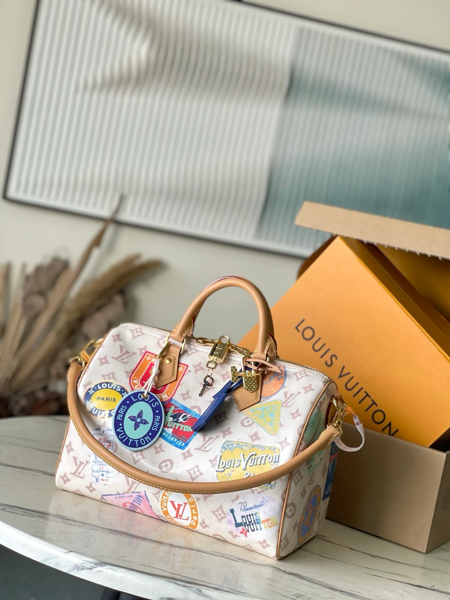 💰1080 Top original order M14587 This Speedy Soft 30 handbag uses retro brushwork to interpret Monogram Dune elements, with aircraft-shaped decoration and collage effect label, paying tribute to the design of Gaston Louis Vuitton collection series. The long handle makes it easy to carry on the shoulder, making it a great travel companion. Dimensions: 30 × 21 × 17 cm