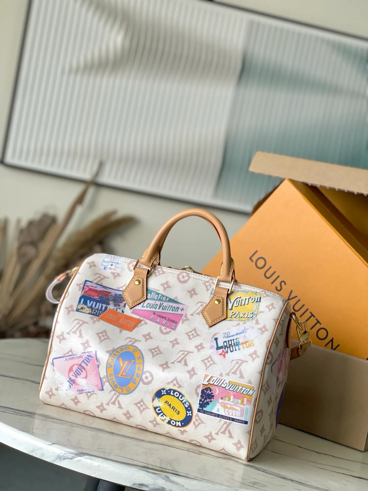 💰1080 Top original order M14587 This Speedy Soft 30 handbag uses retro brushwork to interpret Monogram Dune elements, with aircraft-shaped decoration and collage effect label, paying tribute to the design of Gaston Louis Vuitton collection series. The long handle makes it easy to carry on the shoulder, making it a great travel companion. Dimensions: 30 × 21 × 17 cm