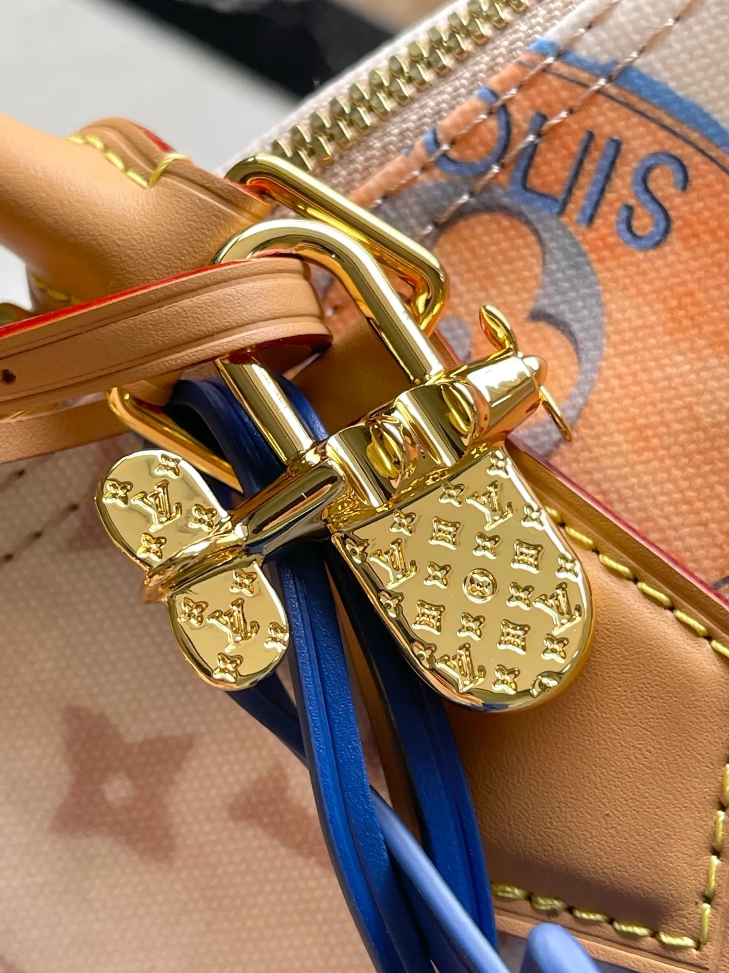 💰1080 Top original order M14587 This Speedy Soft 30 handbag uses retro brushwork to interpret Monogram Dune elements, with aircraft-shaped decoration and collage effect label, paying tribute to the design of Gaston Louis Vuitton collection series. The long handle makes it easy to carry on the shoulder, making it a great travel companion. Dimensions: 30 × 21 × 17 cm