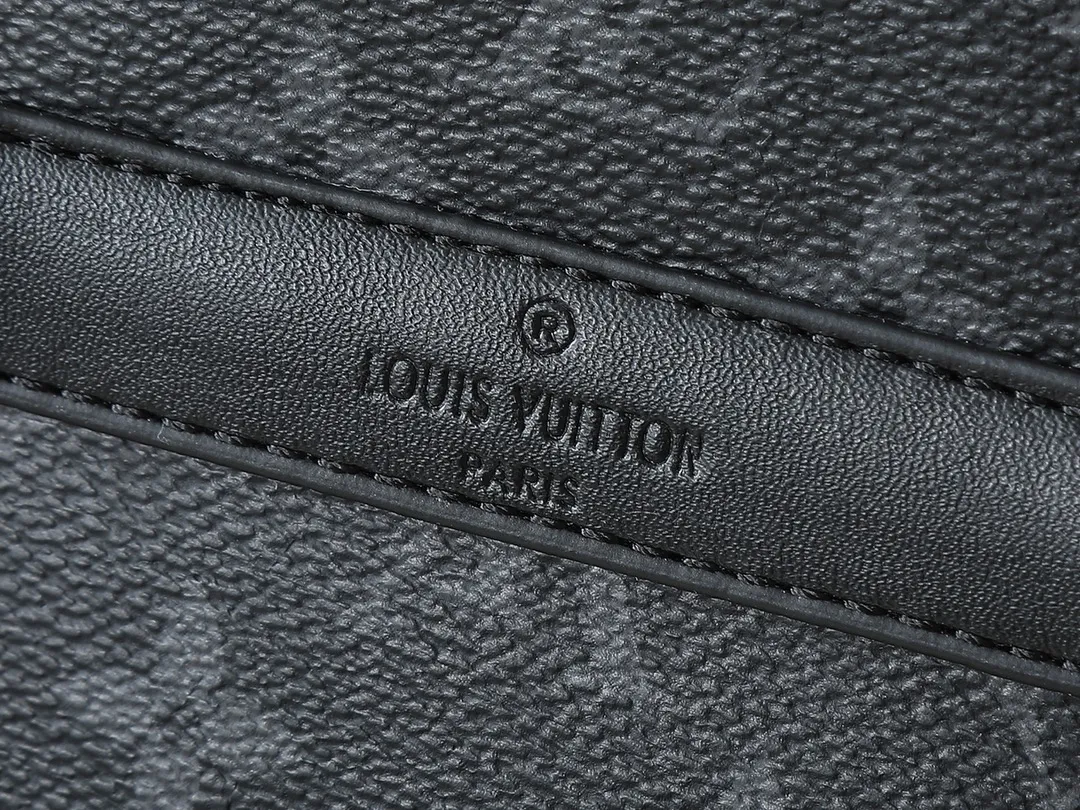💰260💰 Upgraded from the original M57726 M45727 This compact rectangular trunk messenger bag is made of Monogram Eclipse canvas and continues the brand’s classic hard box elements such as matte black rivets and reinforced black leather corners. Removable and adjustable strap for comfortable carrying. Dimensions: 24 x 18 x 5.5 cm