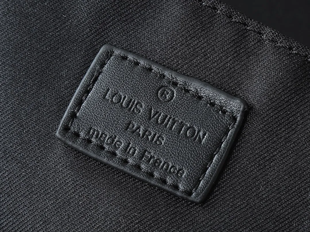 💰260💰 Upgraded from the original M57726 M45727 This compact rectangular trunk messenger bag is made of Monogram Eclipse canvas and continues the brand’s classic hard box elements such as matte black rivets and reinforced black leather corners. Removable and adjustable strap for comfortable carrying. Dimensions: 24 x 18 x 5.5 cm