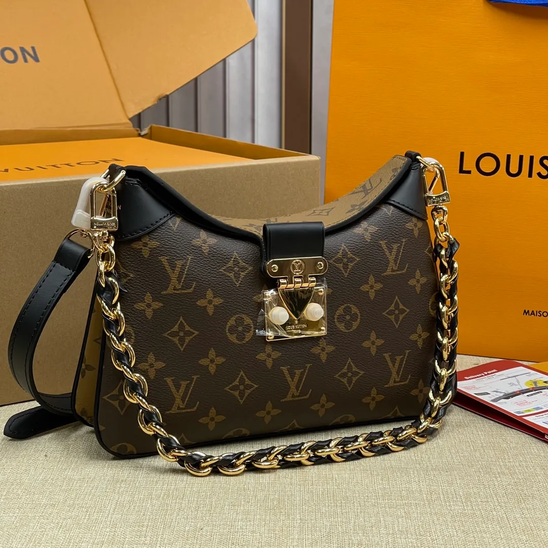 [Upgraded version] P540🐶Upgraded version Comes with full packaging M46659🐶LV TWINNY handbag This handbag draws inspiration from the classic design of the brand archives. It is made of Monogram and Monogram Reverse canvas with leather trim, which is comfortable yet elegant. The S-lock buckle and braided chain strap handles are richly detailed, and can be worn on the elbow or on the shoulder. Dimensions: 29 x 19 x 9 cm