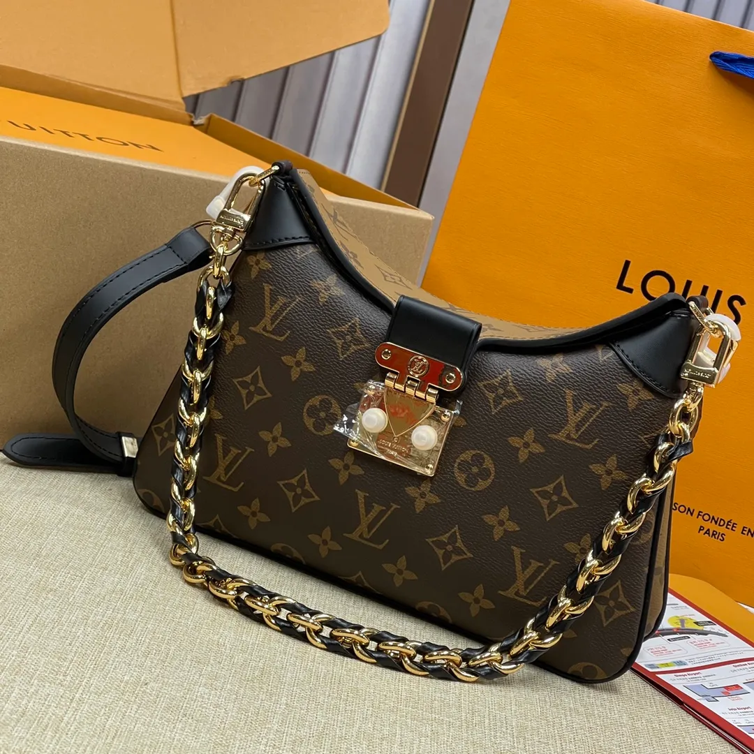 [Upgraded version] P540🐶Upgraded version Comes with full packaging M46659🐶LV TWINNY handbag This handbag draws inspiration from the classic design of the brand archives. It is made of Monogram and Monogram Reverse canvas with leather trim, which is comfortable yet elegant. The S-lock buckle and braided chain strap handles are richly detailed, and can be worn on the elbow or on the shoulder. Dimensions: 29 x 19 x 9 cm