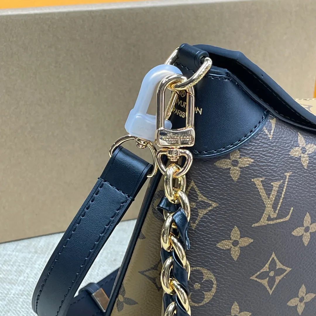 [Upgraded version] P540🐶Upgraded version Comes with full packaging M46659🐶LV TWINNY handbag This handbag draws inspiration from the classic design of the brand archives. It is made of Monogram and Monogram Reverse canvas with leather trim, which is comfortable yet elegant. The S-lock buckle and braided chain strap handles are richly detailed, and can be worn on the elbow or on the shoulder. Dimensions: 29 x 19 x 9 cm