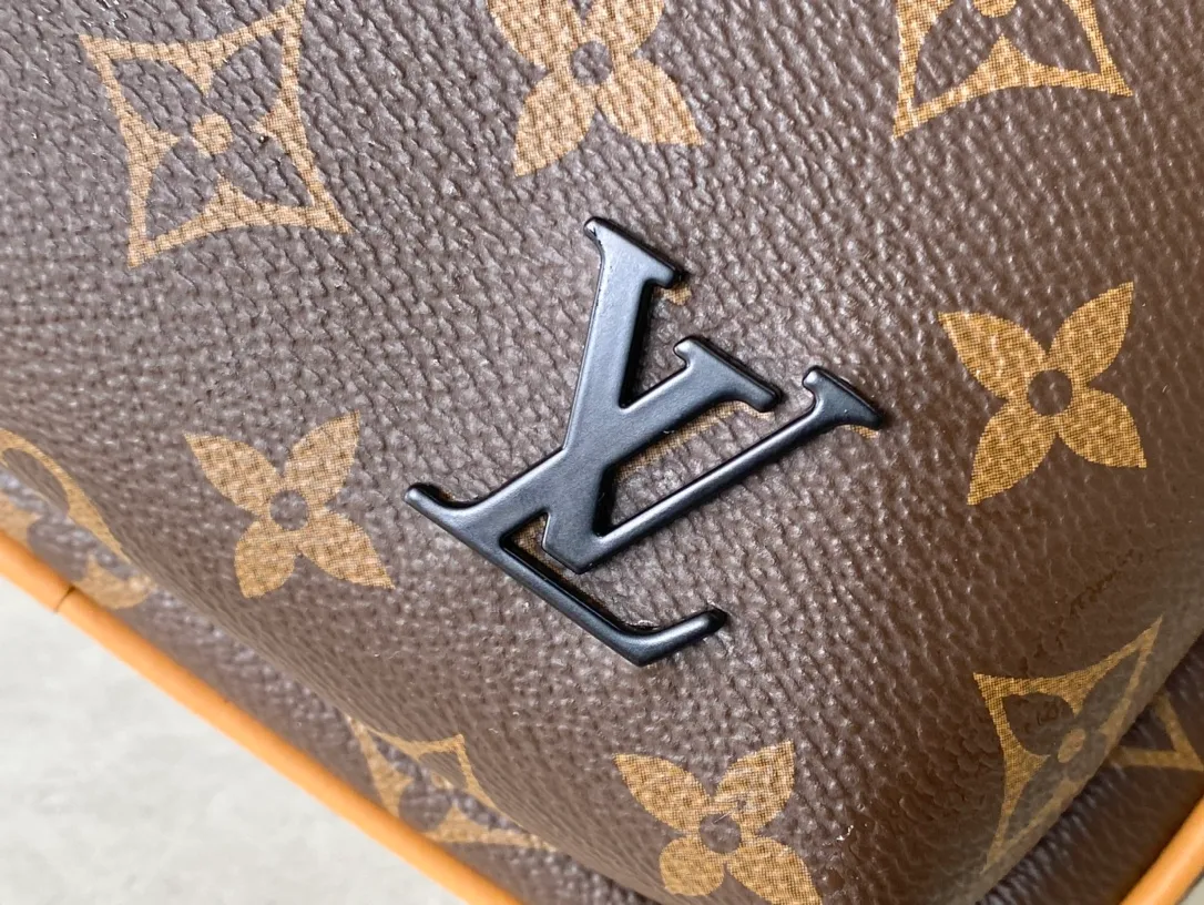 💰860 Top Original M46327 New Color AVENUE Shoulder Bag The Avenue shoulder bag made of Damier Graphite canvas is the perfect companion for urban life: small and fashionable, showing a casual and uninhibited attitude. "Smart" shoulder strap design, suitable for carrying on the left or right shoulder. Styling design to improve carrying comfort; double zipper opening and closing design to ensure safe placement of valuables -20 x 31 x 10cm