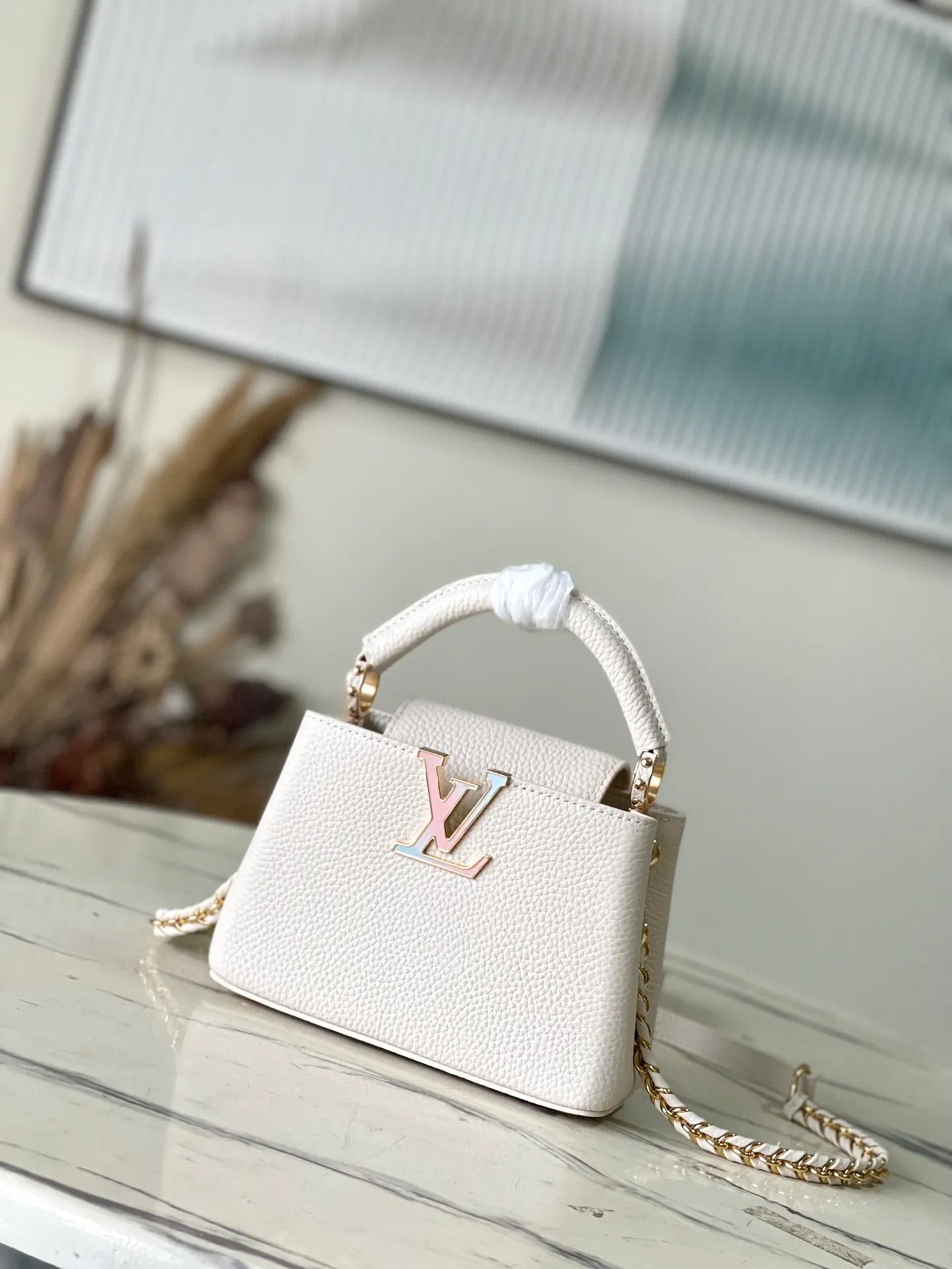 💰2160 (special grade original leather) M23082/M48865 Chinese Valentine's Day limited edition. This Capucines handbag is from the Milky Way series. It is an exclusive hard-working gift for Valentine's Day. Taurillon leather is dipped in soft tones. The dazzling light and rainbow gradient of the metal parts provide an elegant contrast. The detachable chain and leather shoulder strap are convenient for shoulder or cross-body wear. Size: 21 * 14 * 8 cm