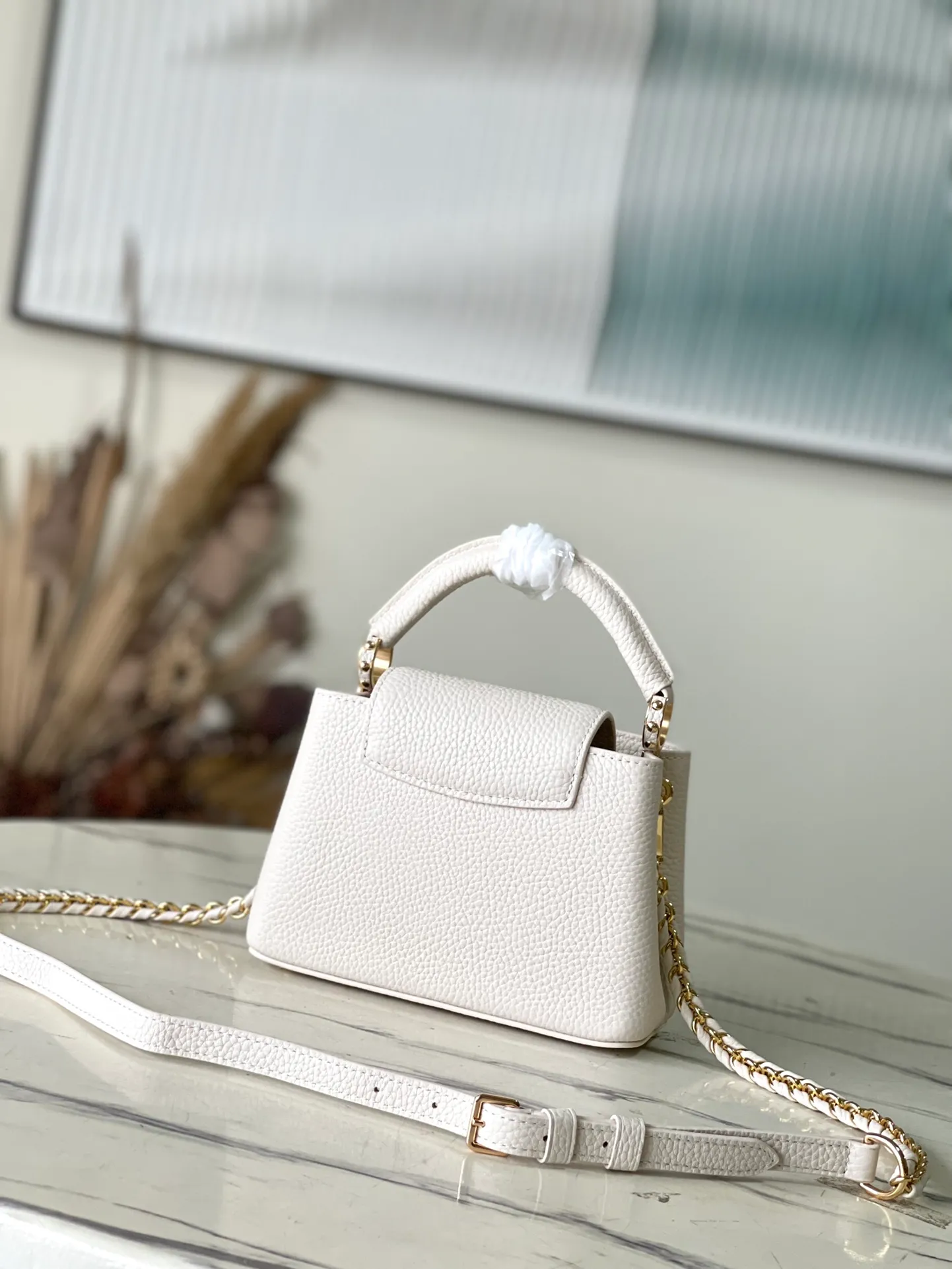 💰2160 (special grade original leather) M23082/M48865 Chinese Valentine's Day limited edition. This Capucines handbag is from the Milky Way series. It is an exclusive hard-working gift for Valentine's Day. Taurillon leather is dipped in soft tones. The dazzling light and rainbow gradient of the metal parts provide an elegant contrast. The detachable chain and leather shoulder strap are convenient for shoulder or cross-body wear. Size: 21 * 14 * 8 cm