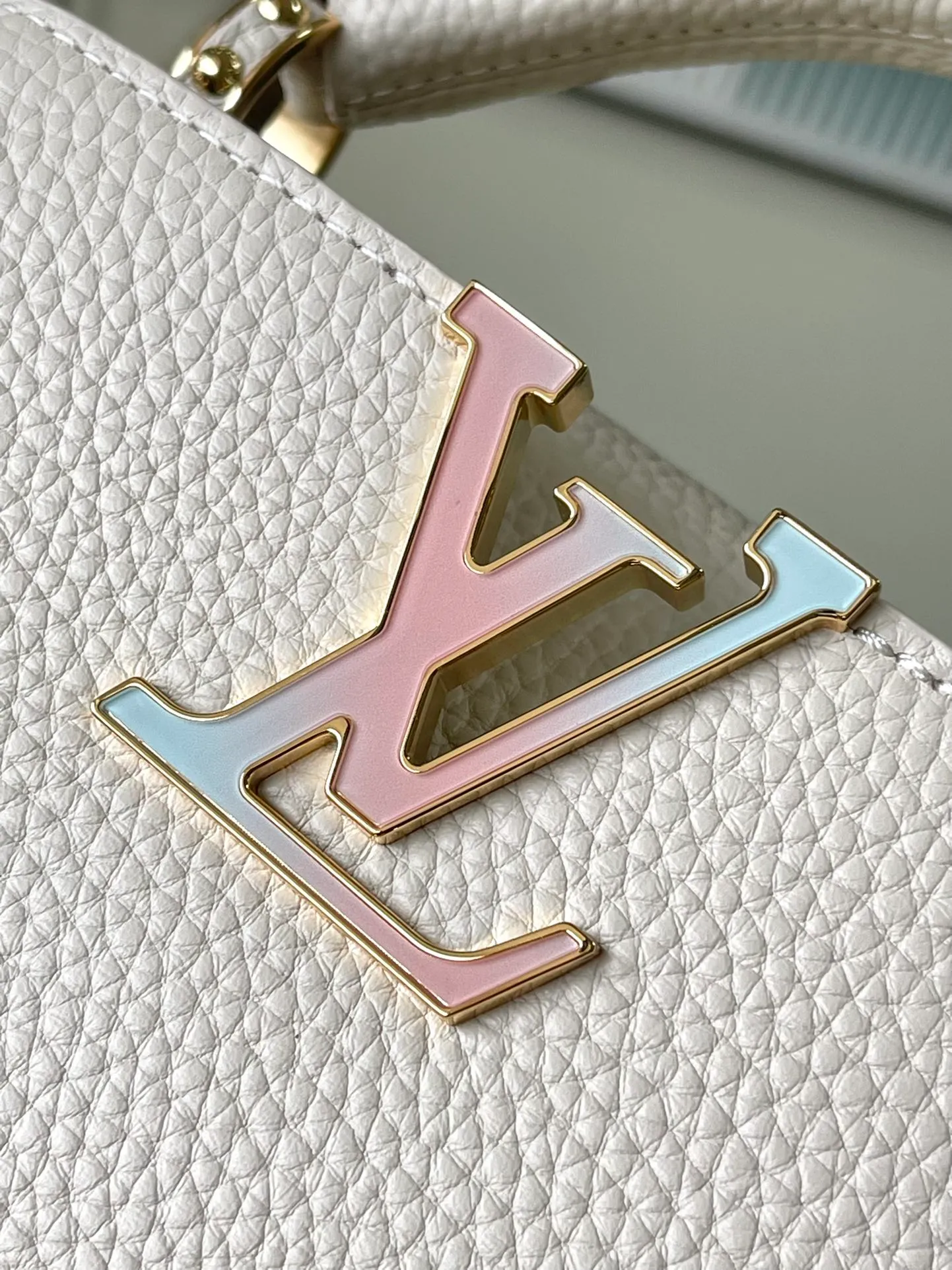 💰2160 (special grade original leather) M23082/M48865 Chinese Valentine's Day limited edition. This Capucines handbag is from the Milky Way series. It is an exclusive hard-working gift for Valentine's Day. Taurillon leather is dipped in soft tones. The dazzling light and rainbow gradient of the metal parts provide an elegant contrast. The detachable chain and leather shoulder strap are convenient for shoulder or cross-body wear. Size: 21 * 14 * 8 cm