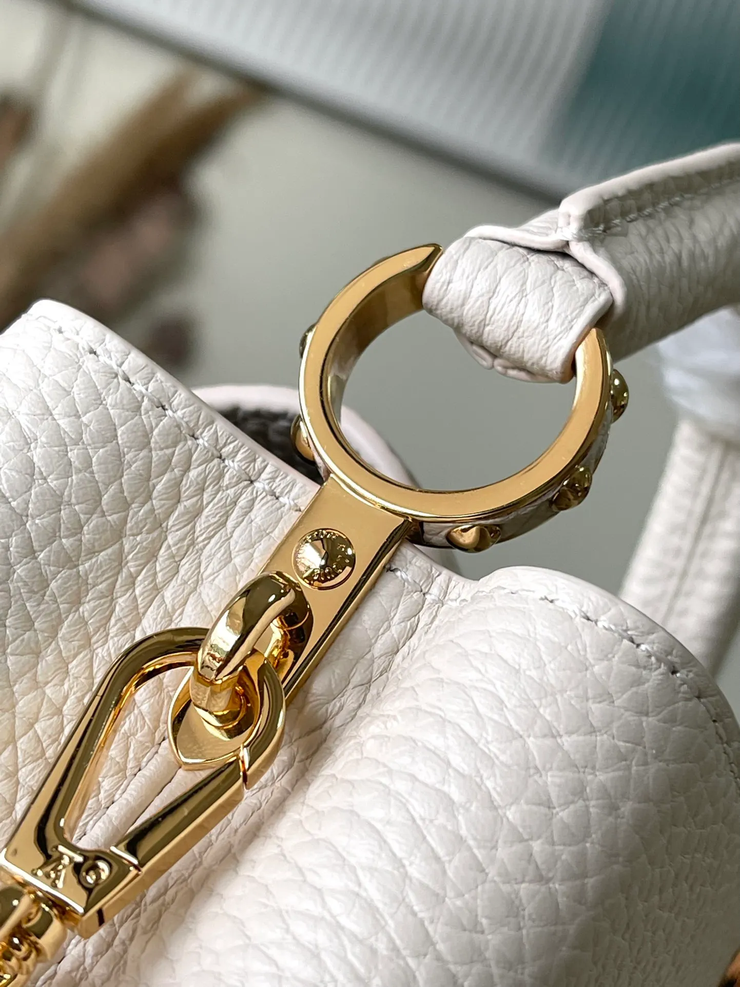 💰2160 (special grade original leather) M23082/M48865 Chinese Valentine's Day limited edition. This Capucines handbag is from the Milky Way series. It is an exclusive hard-working gift for Valentine's Day. Taurillon leather is dipped in soft tones. The dazzling light and rainbow gradient of the metal parts provide an elegant contrast. The detachable chain and leather shoulder strap are convenient for shoulder or cross-body wear. Size: 21 * 14 * 8 cm