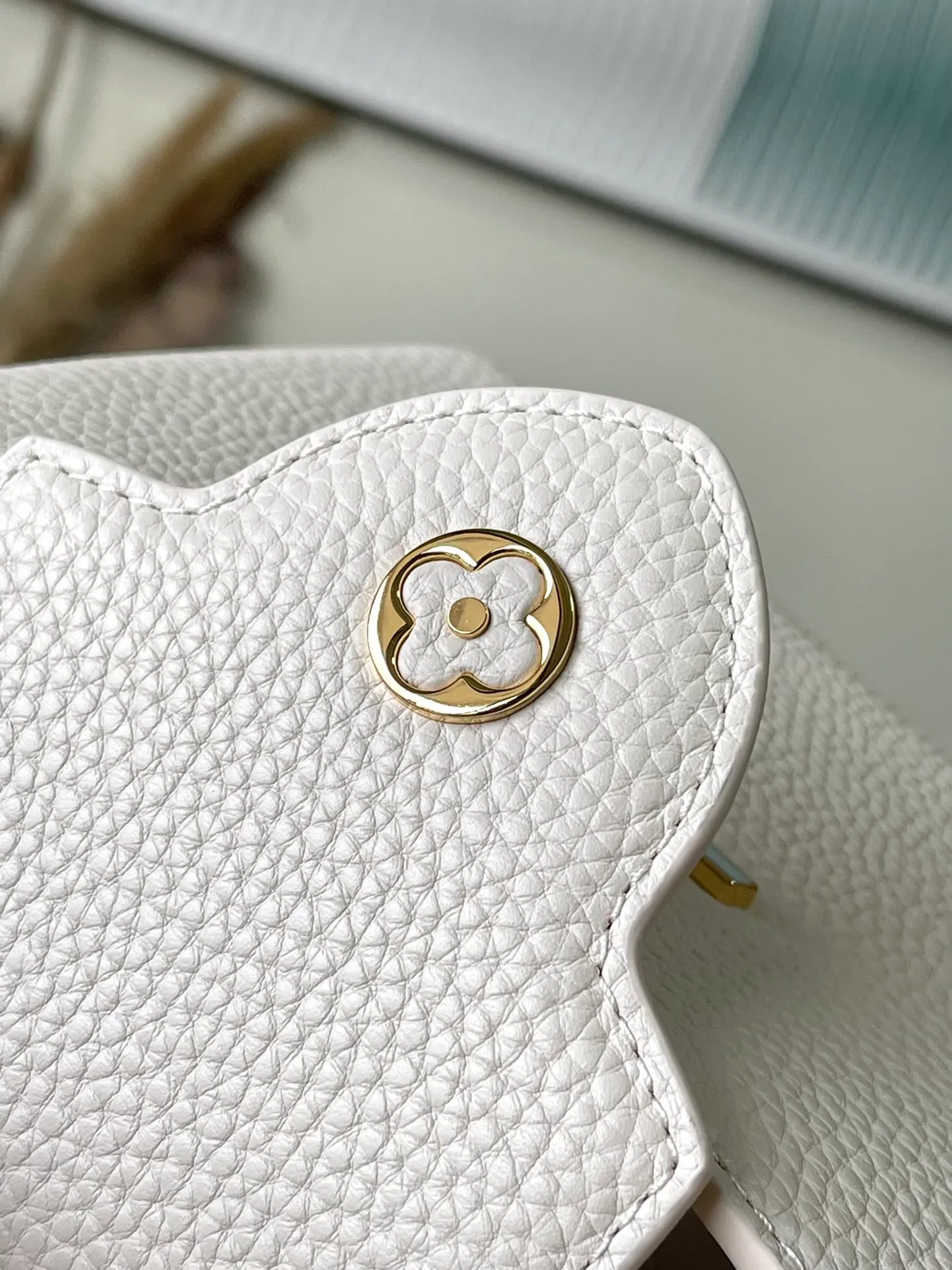 💰2160 (special grade original leather) M23082/M48865 Chinese Valentine's Day limited edition. This Capucines handbag is from the Milky Way series. It is an exclusive hard-working gift for Valentine's Day. Taurillon leather is dipped in soft tones. The dazzling light and rainbow gradient of the metal parts provide an elegant contrast. The detachable chain and leather shoulder strap are convenient for shoulder or cross-body wear. Size: 21 * 14 * 8 cm