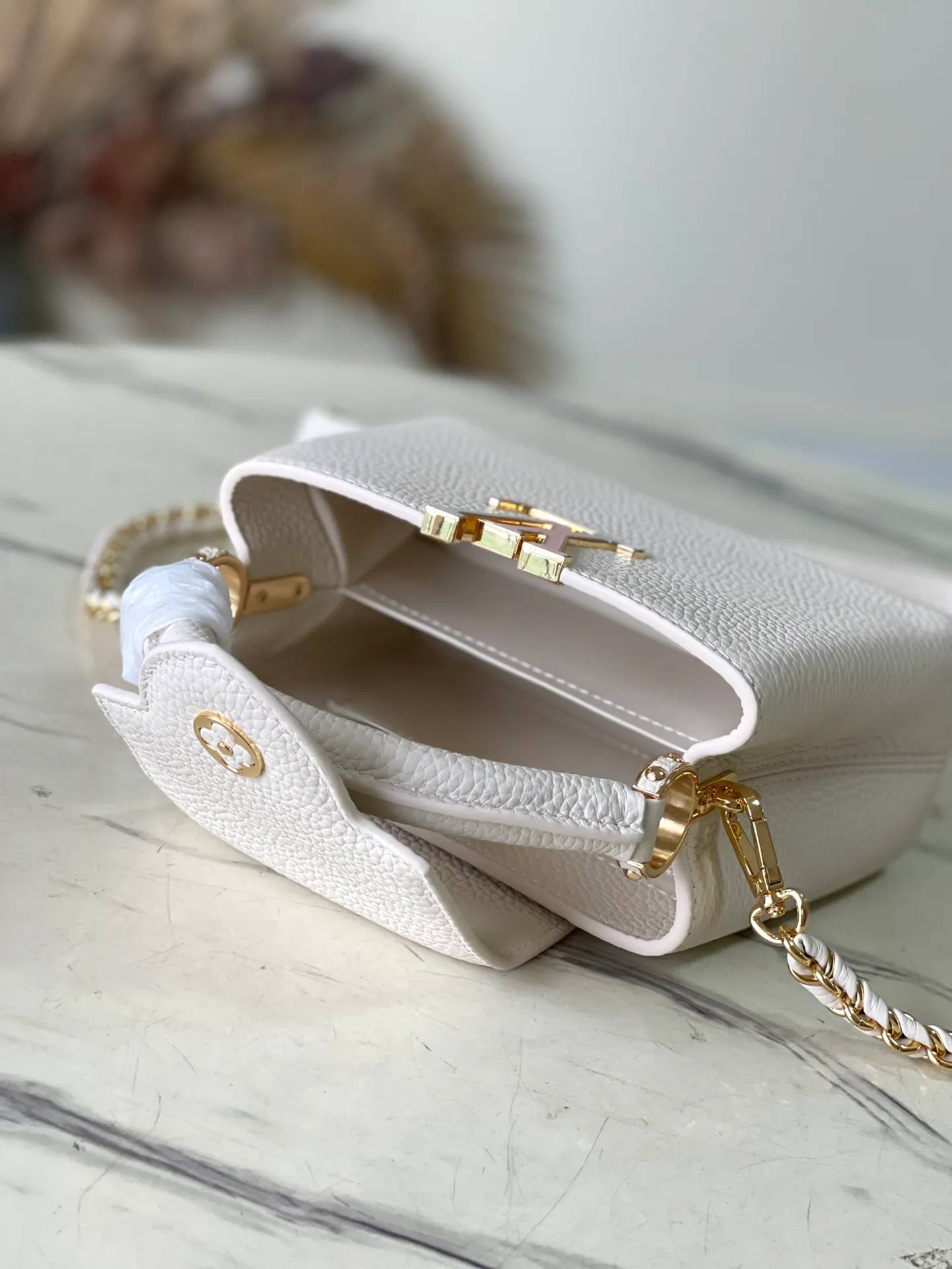 💰2160 (special grade original leather) M23082/M48865 Chinese Valentine's Day limited edition. This Capucines handbag is from the Milky Way series. It is an exclusive hard-working gift for Valentine's Day. Taurillon leather is dipped in soft tones. The dazzling light and rainbow gradient of the metal parts provide an elegant contrast. The detachable chain and leather shoulder strap are convenient for shoulder or cross-body wear. Size: 21 * 14 * 8 cm