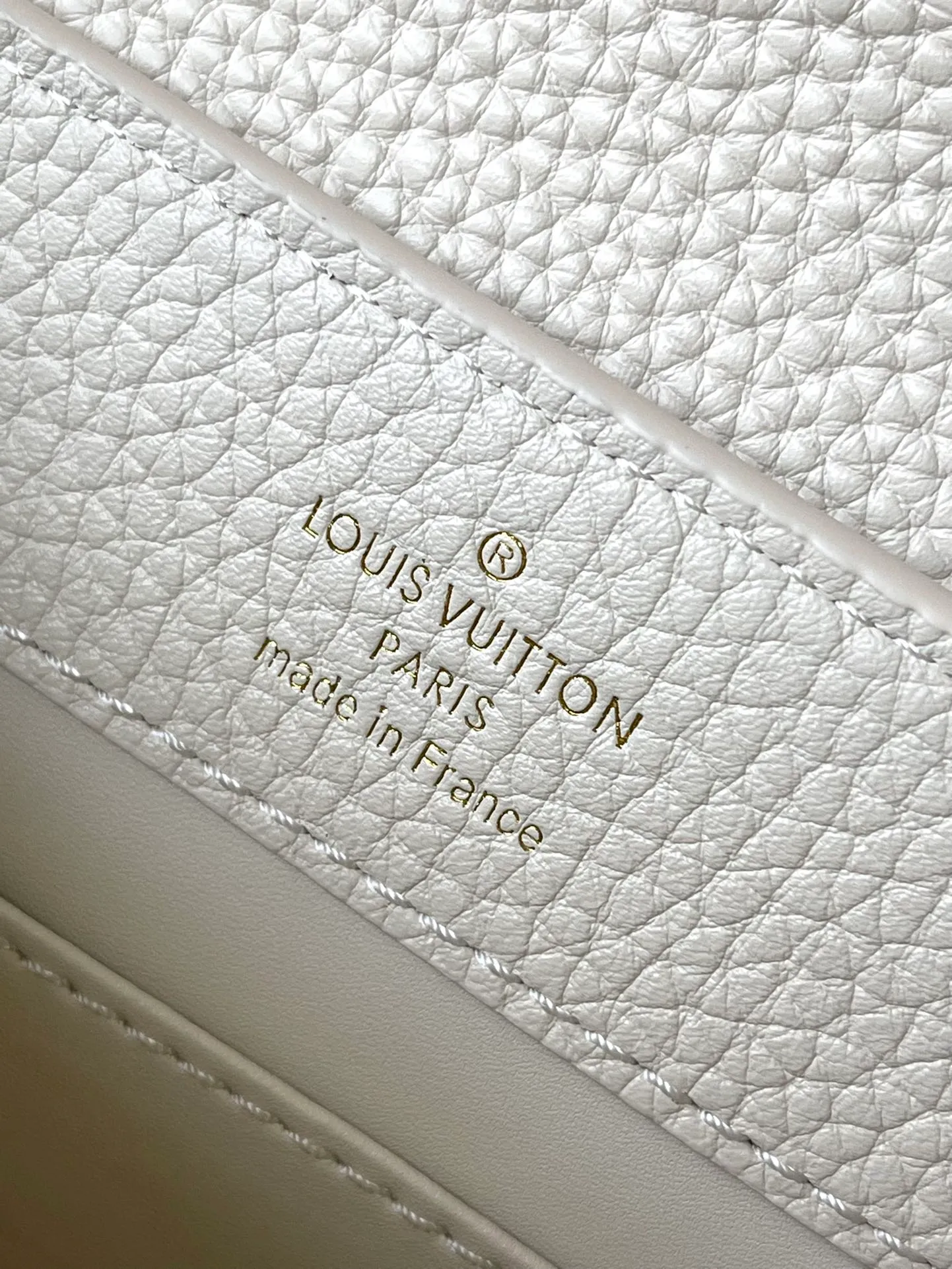 💰2160 (special grade original leather) M23082/M48865 Chinese Valentine's Day limited edition. This Capucines handbag is from the Milky Way series. It is an exclusive hard-working gift for Valentine's Day. Taurillon leather is dipped in soft tones. The dazzling light and rainbow gradient of the metal parts provide an elegant contrast. The detachable chain and leather shoulder strap are convenient for shoulder or cross-body wear. Size: 21 * 14 * 8 cm